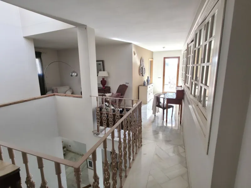 House - Detached Villa в продаже в Estepona, Málaga. В доме 6 спален и 5 ванных комнат. Площадь дома 467 м². Площадь участка 4468 м²