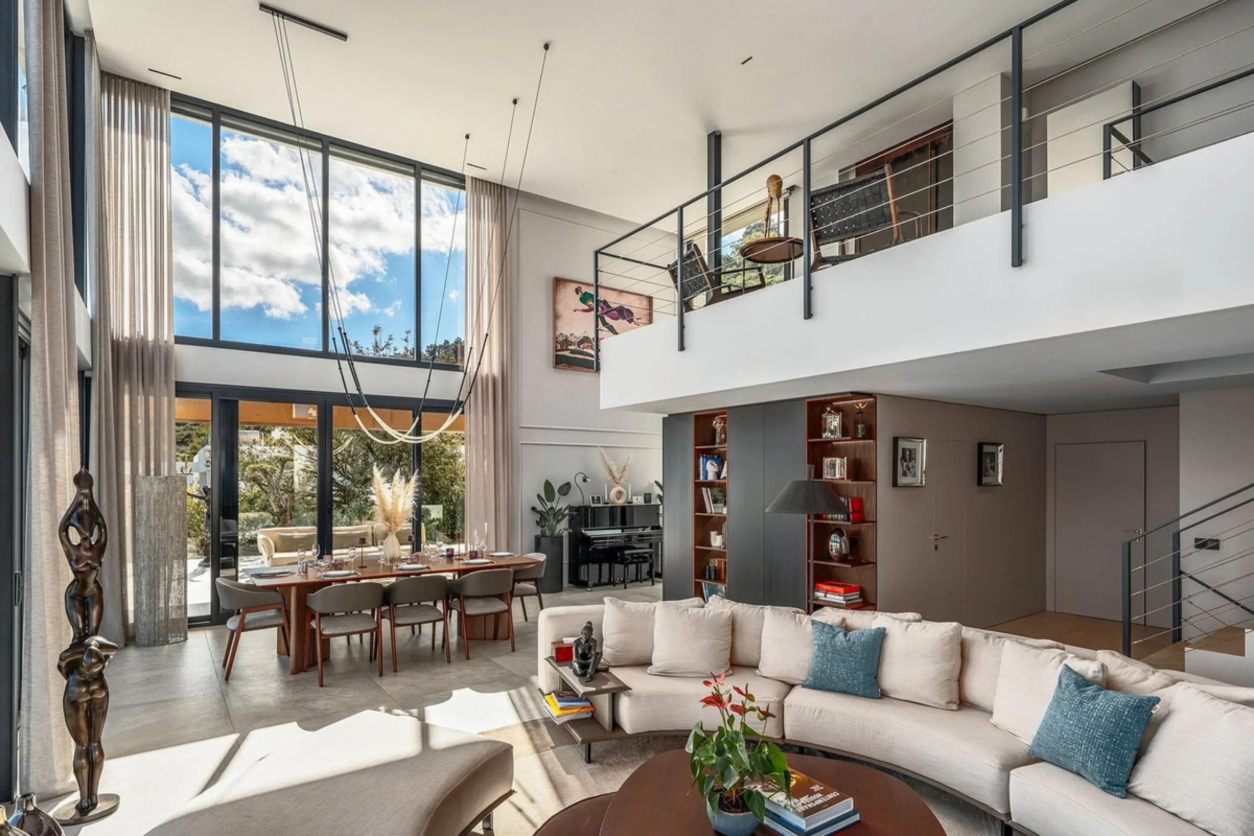 Perched on the coast, in the tranquil hills of La Mairena, this contemporary villa offers a balanced blend of architectural elegance, privacy, and expansive views of the Mediterranean. Surrounded by protected natural landscapes, the residence enjoys a ser