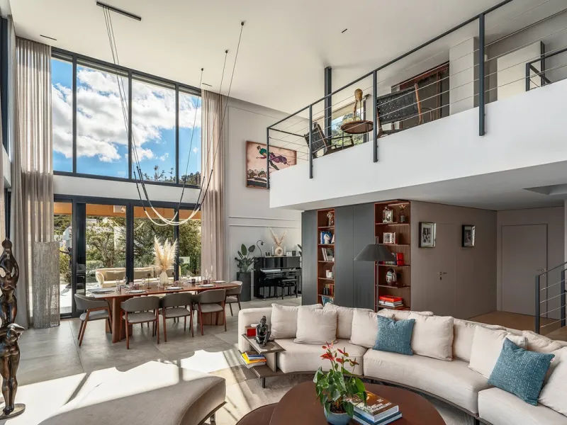 Perched on the coast, in the tranquil hills of La Mairena, this contemporary villa offers a balanced blend of architectural elegance, privacy, and expansive views of the Mediterranean. Surrounded by protected natural landscapes, the residence enjoys a ser
