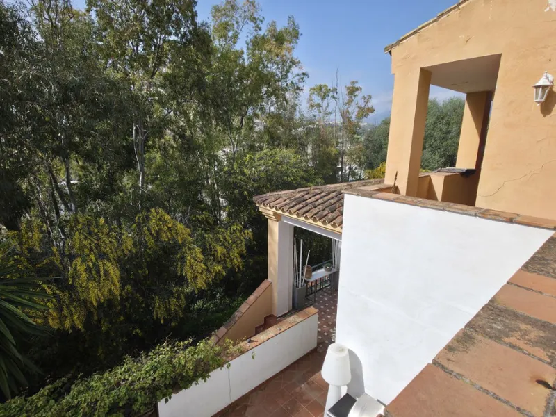 House - Detached Villa в продаже в Estepona, Málaga. В доме 6 спален и 5 ванных комнат. Площадь дома 467 м². Площадь участка 4468 м²
