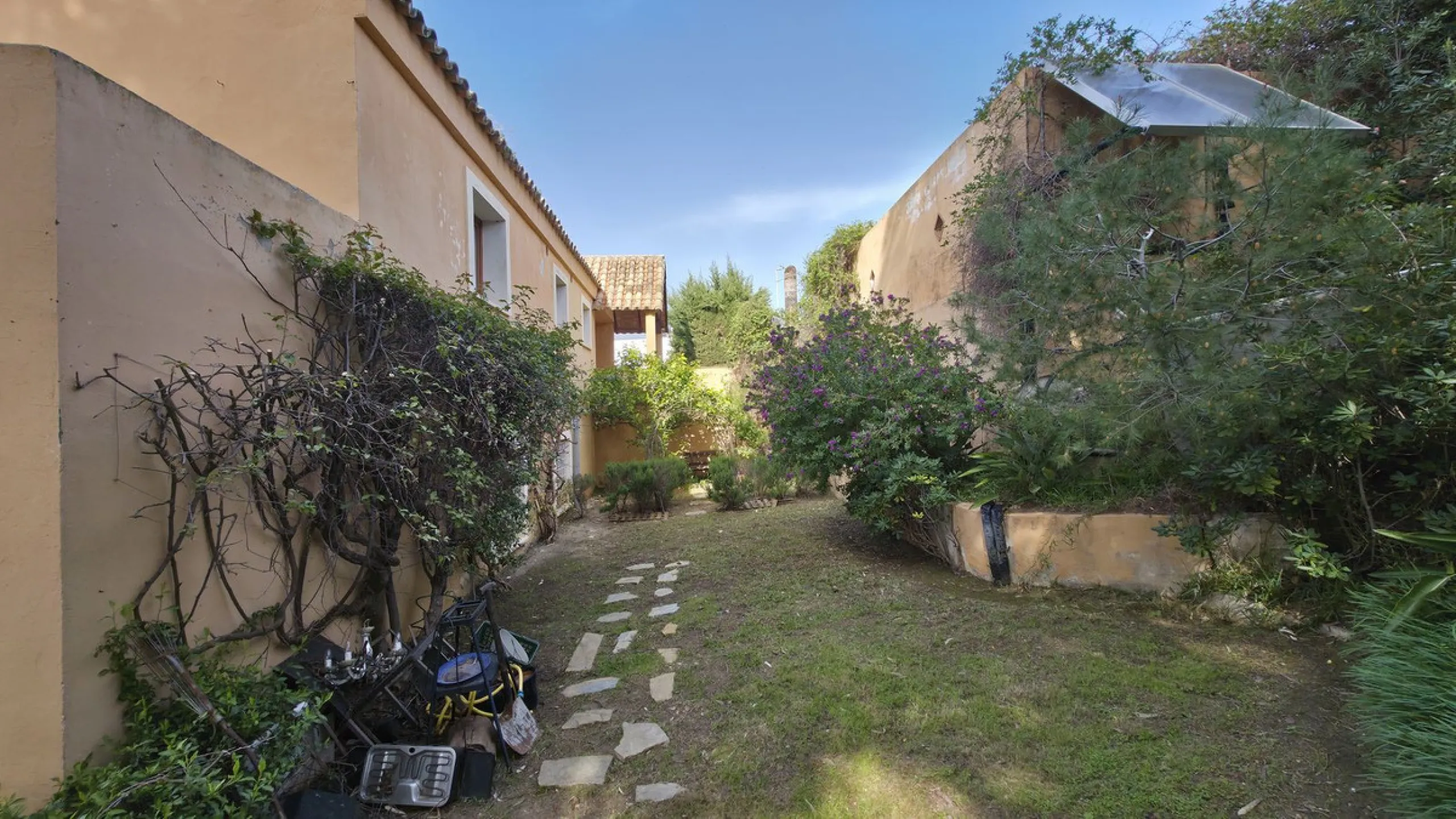 House - Detached Villa в продаже в Estepona, Málaga. В доме 6 спален и 5 ванных комнат. Площадь дома 467 м². Площадь участка 4468 м²