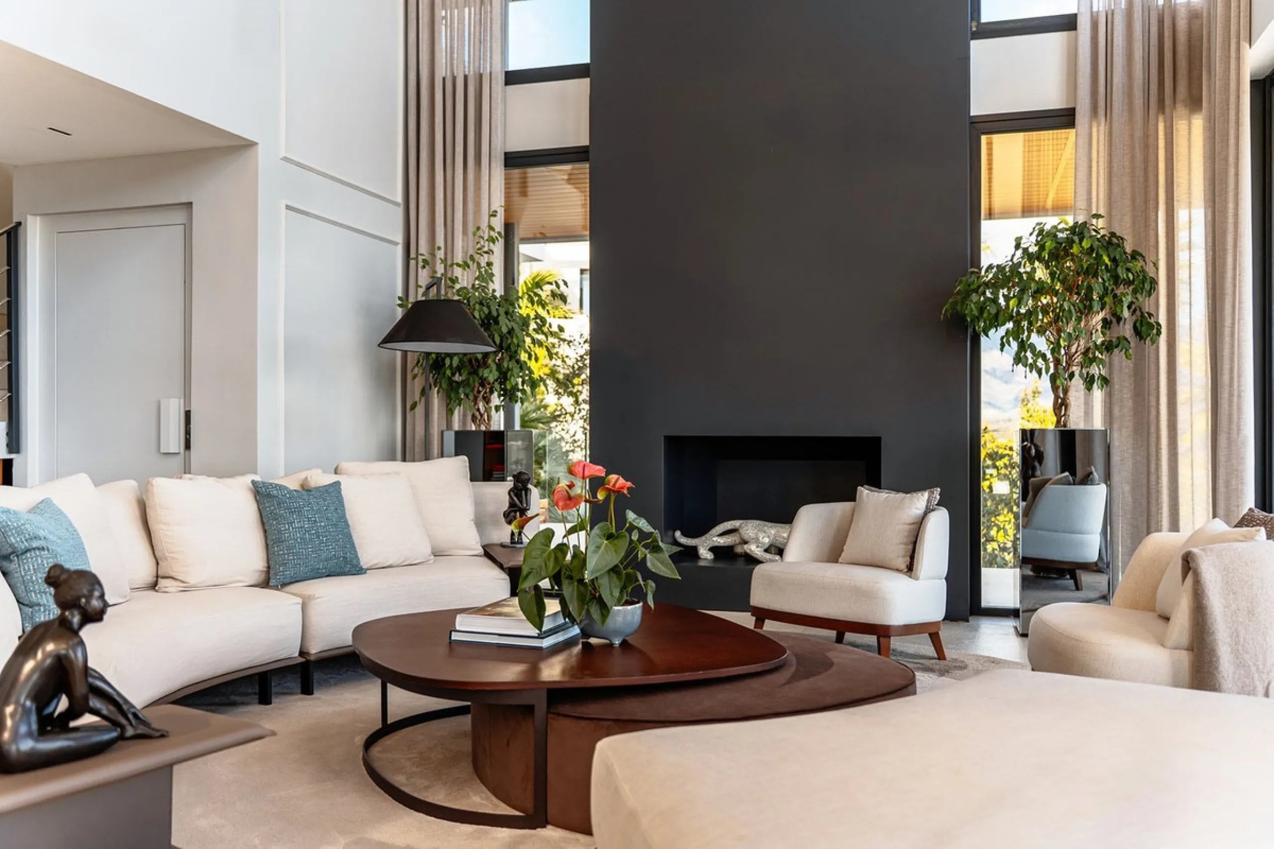 Perched on the coast, in the tranquil hills of La Mairena, this contemporary villa offers a balanced blend of architectural elegance, privacy, and expansive views of the Mediterranean. Surrounded by protected natural landscapes, the residence enjoys a ser