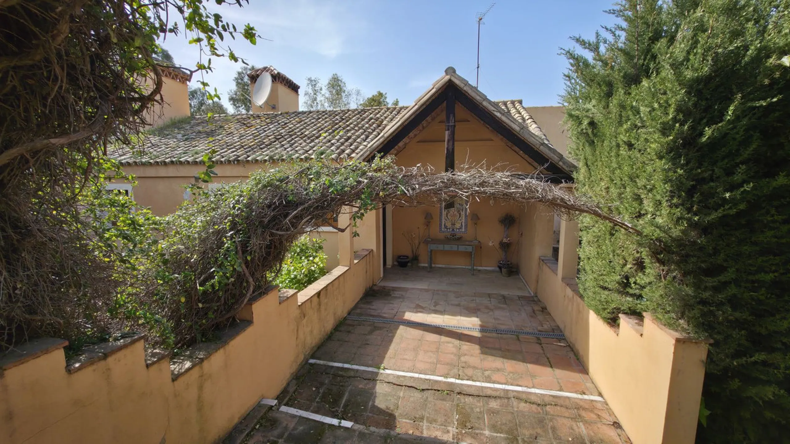 House - Detached Villa в продаже в Estepona, Málaga. В доме 6 спален и 5 ванных комнат. Площадь дома 467 м². Площадь участка 4468 м²