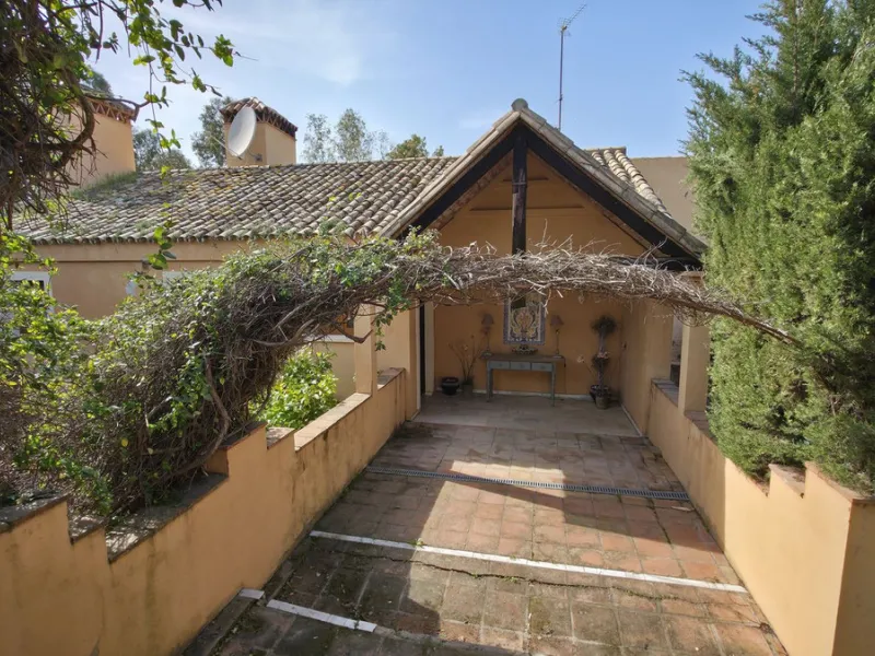 House - Detached Villa в продаже в Estepona, Málaga. В доме 6 спален и 5 ванных комнат. Площадь дома 467 м². Площадь участка 4468 м²