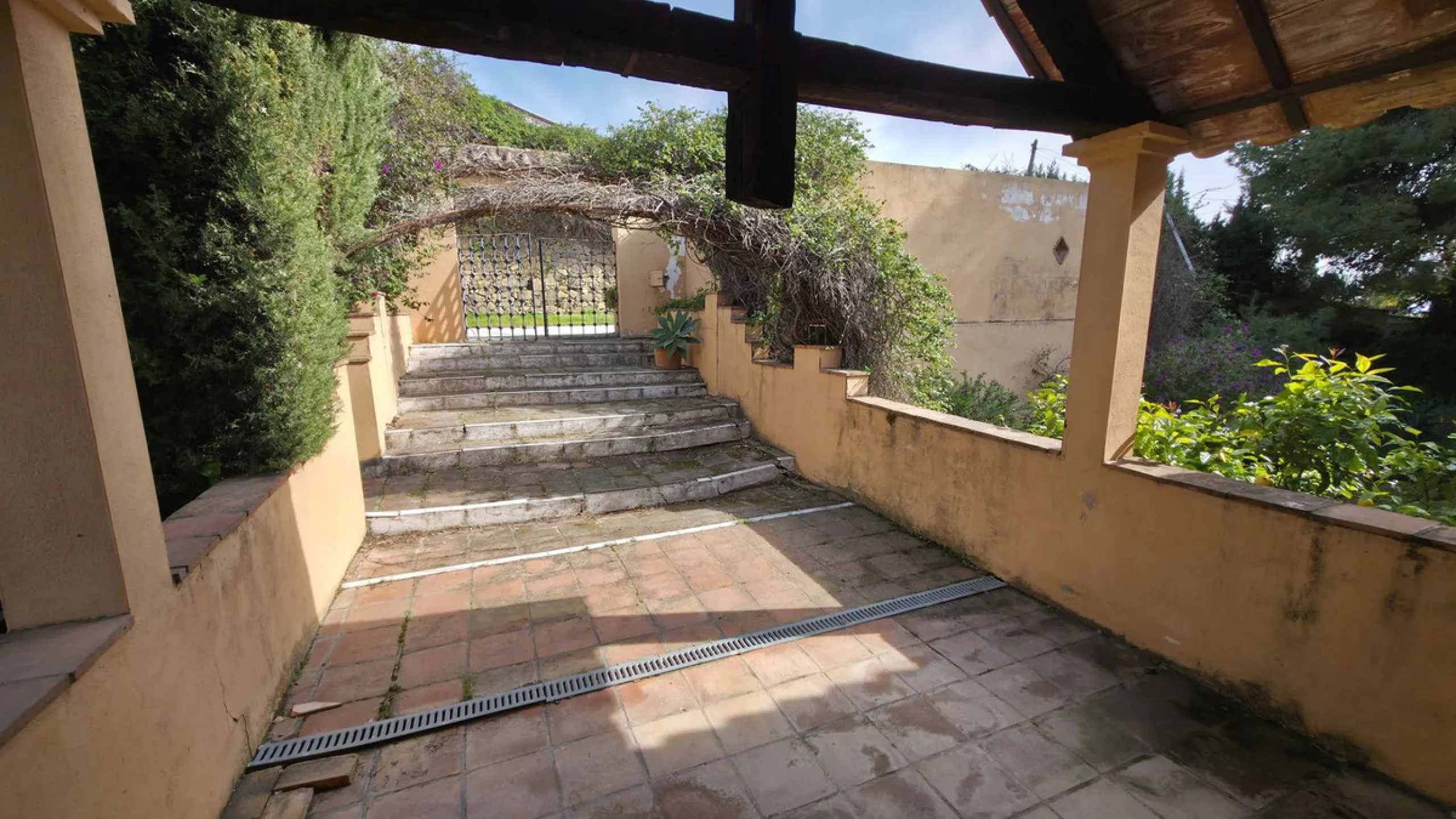 House - Detached Villa в продаже в Estepona, Málaga. В доме 6 спален и 5 ванных комнат. Площадь дома 467 м². Площадь участка 4468 м²