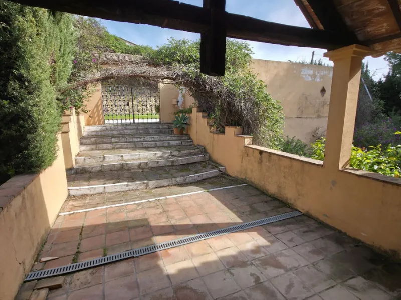 House - Detached Villa в продаже в Estepona, Málaga. В доме 6 спален и 5 ванных комнат. Площадь дома 467 м². Площадь участка 4468 м²