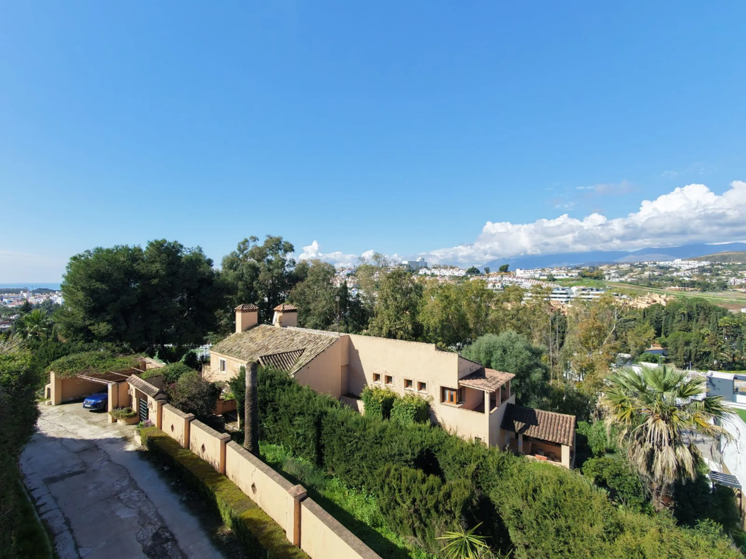 House - Detached Villa в продаже в Estepona, Málaga. В доме 6 спален и 5 ванных комнат. Площадь дома 467 м². Площадь участка 4468 м²