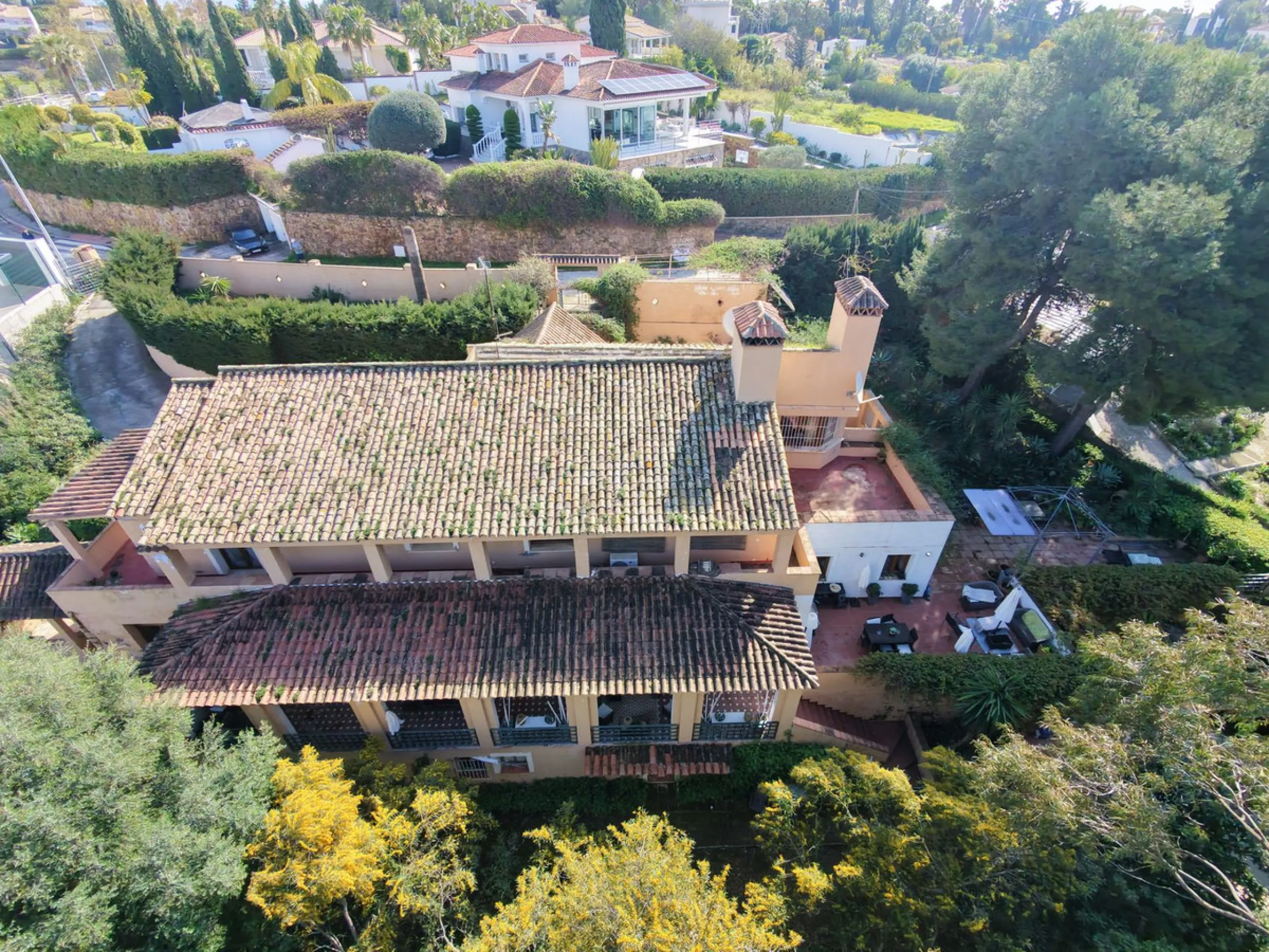 House - Detached Villa в продаже в Estepona, Málaga. В доме 6 спален и 5 ванных комнат. Площадь дома 467 м². Площадь участка 4468 м²