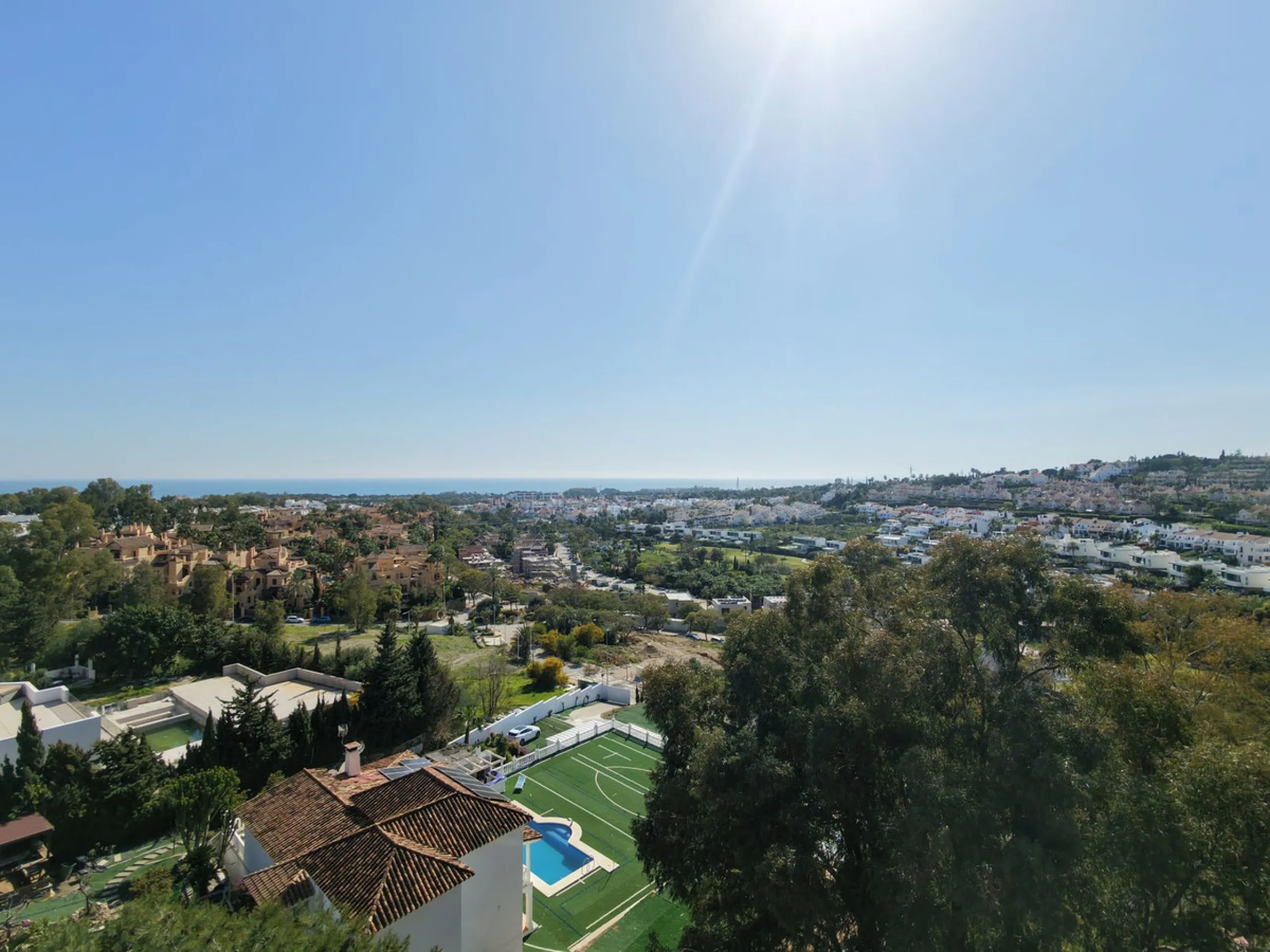 House - Detached Villa в продаже в Estepona, Málaga. В доме 6 спален и 5 ванных комнат. Площадь дома 467 м². Площадь участка 4468 м²
