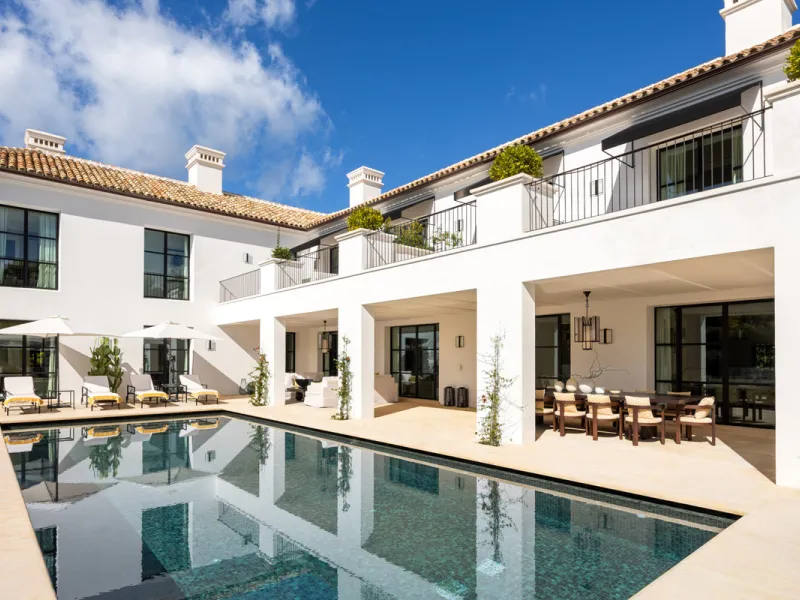 Step into the opulence and grandeur of Casa Angelico, a magnificent estate that transports you to a private paradise in the heart of Cascada de Camoján. Its extraordinary architecture and distinctive design set it apart, leaving every visitor captivated.