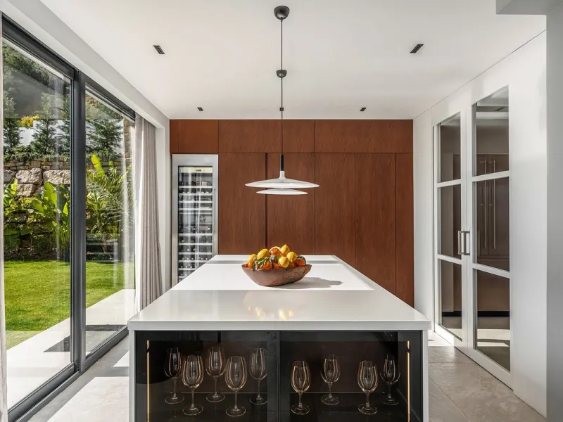 Perched on the coast, in the tranquil hills of La Mairena, this contemporary villa offers a balanced blend of architectural elegance, privacy, and expansive views of the Mediterranean. Surrounded by protected natural landscapes, the residence enjoys a ser