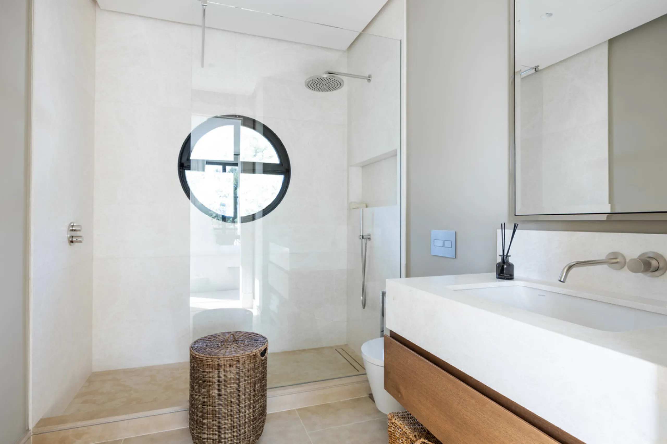 House - Detached Villa в продаже в Marbella, Málaga. В доме 6 спален и 7 ванных комнат. Площадь дома 1000 м². Площадь участка 1770 м²