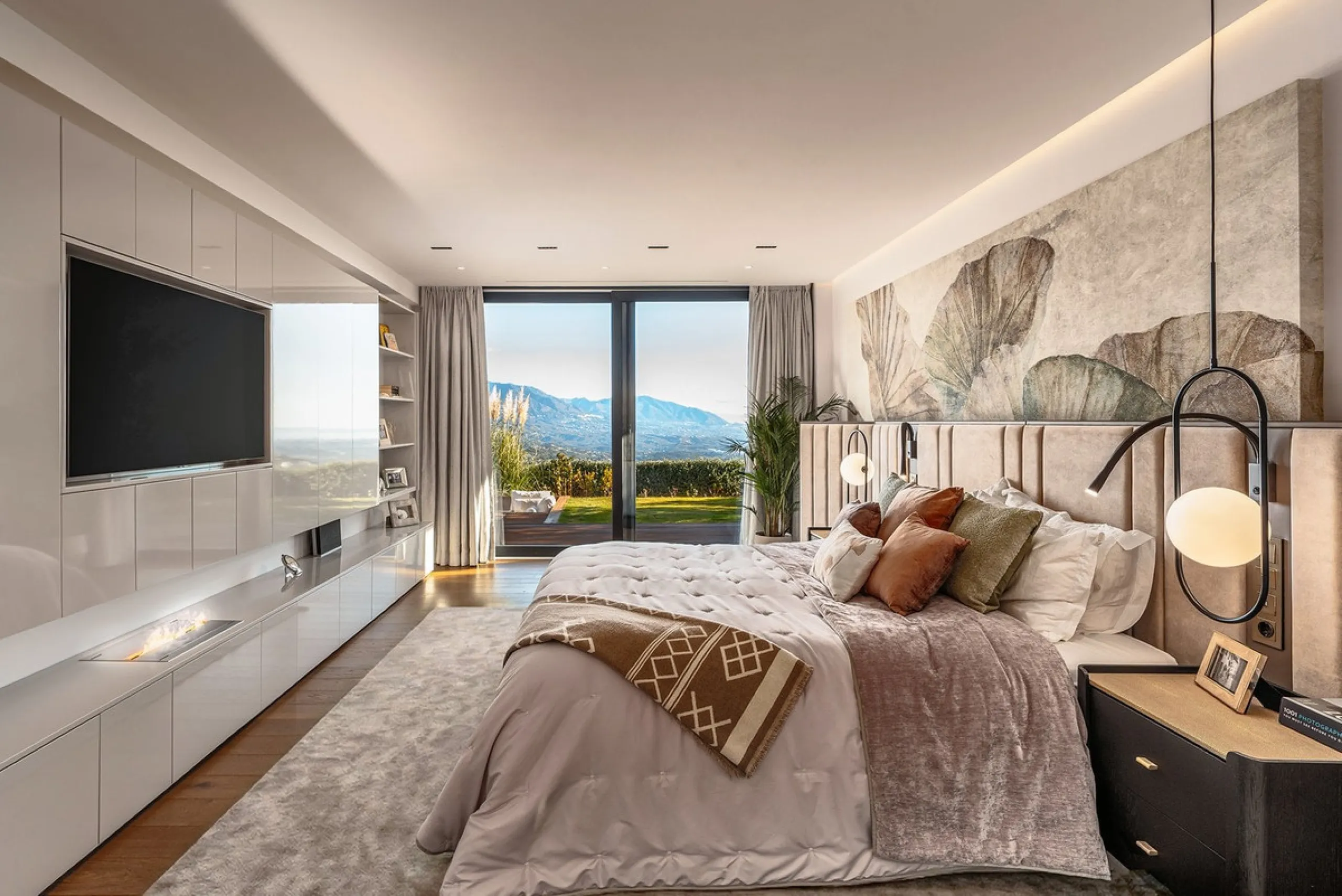 Perched on the coast, in the tranquil hills of La Mairena, this contemporary villa offers a balanced blend of architectural elegance, privacy, and expansive views of the Mediterranean. Surrounded by protected natural landscapes, the residence enjoys a ser