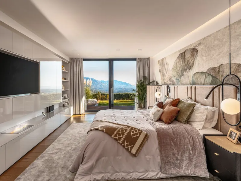Perched on the coast, in the tranquil hills of La Mairena, this contemporary villa offers a balanced blend of architectural elegance, privacy, and expansive views of the Mediterranean. Surrounded by protected natural landscapes, the residence enjoys a ser