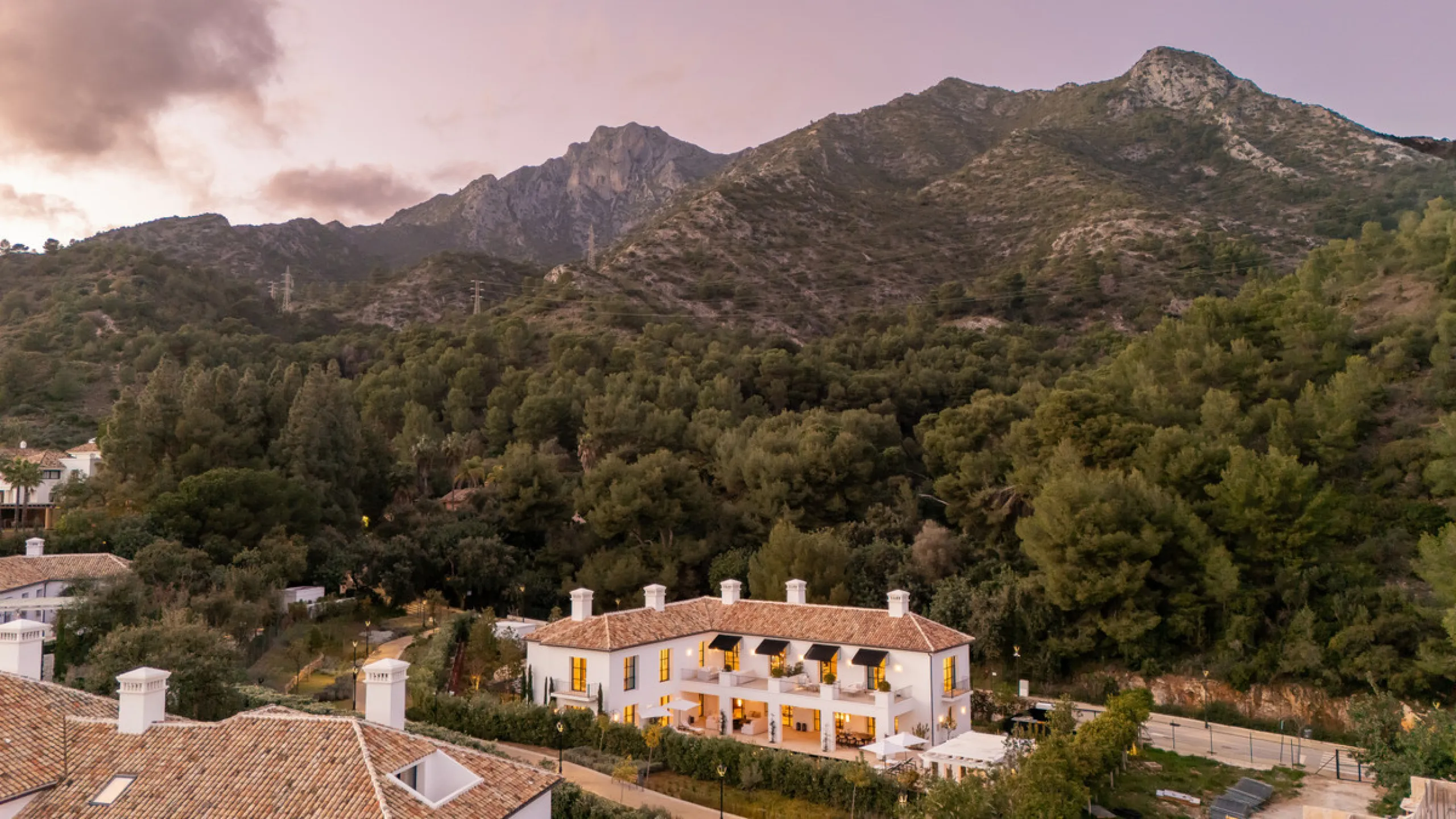 House - Detached Villa в продаже в Marbella, Málaga. В доме 6 спален и 7 ванных комнат. Площадь дома 1000 м². Площадь участка 1770 м²