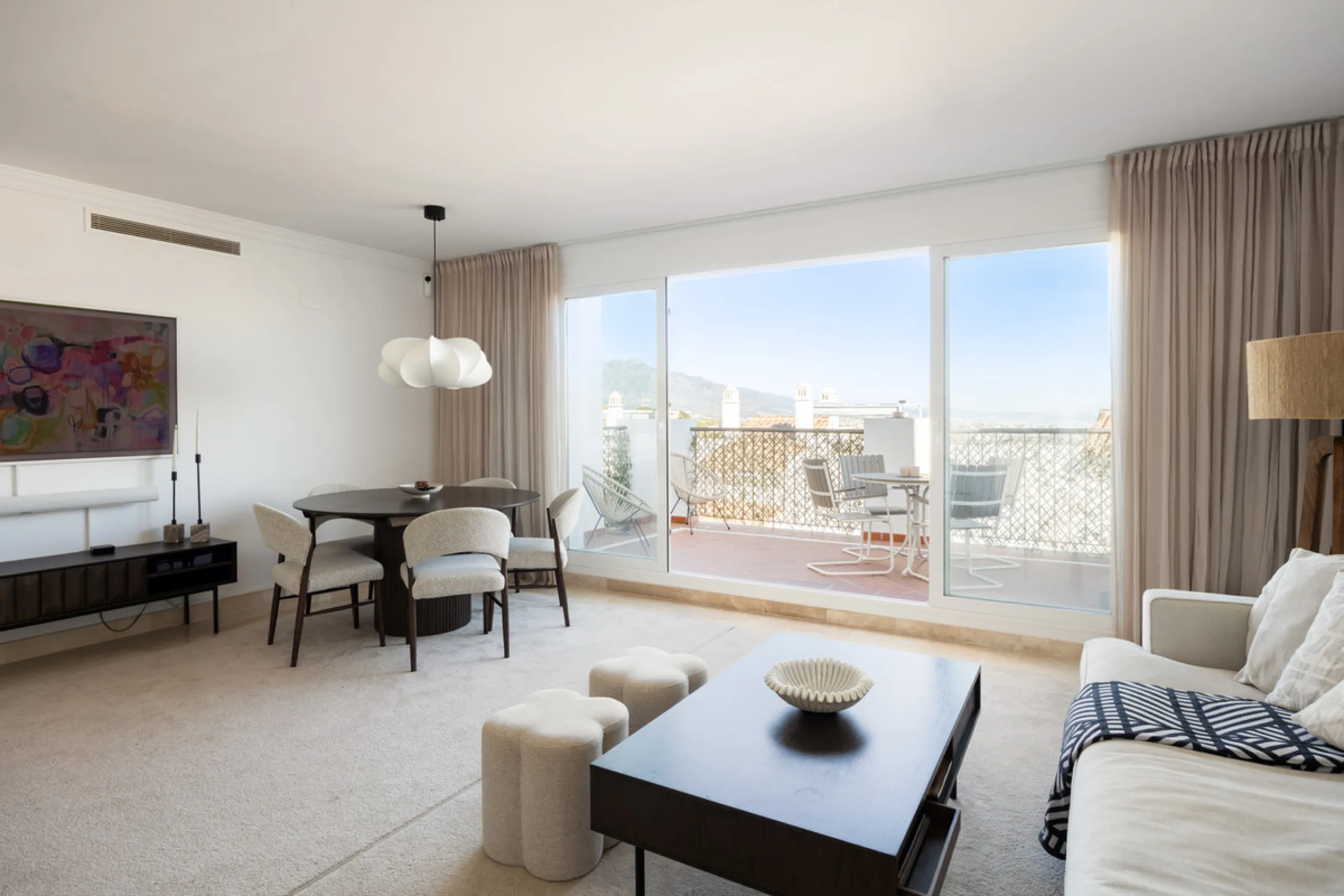 Experience the ultimate in coastal living with this spacious 3-bedroom, 2-bathroom penthouse in El Paraiso, Estepona. With 141 sqm of beautifully designed interiors, the master bedroom features a private ensuite, while two additional bedrooms provide plen
