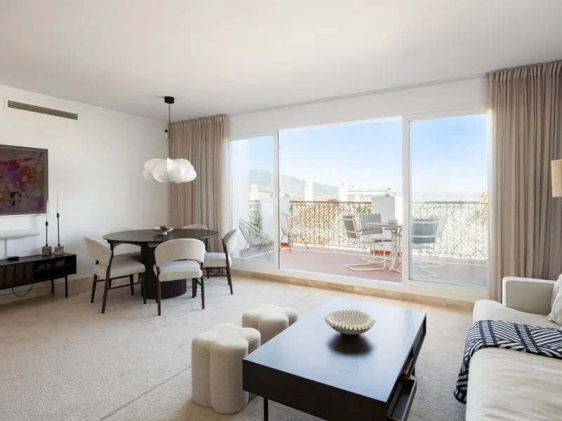 Experience the ultimate in coastal living with this spacious 3-bedroom, 2-bathroom penthouse in El Paraiso, Estepona. With 141 sqm of beautifully designed interiors, the master bedroom features a private ensuite, while two additional bedrooms provide plen