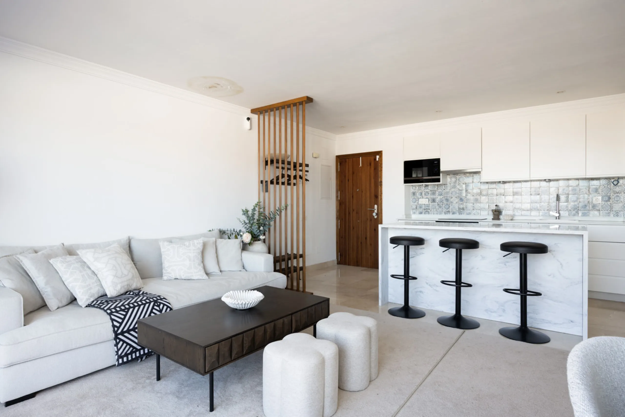 Experience the ultimate in coastal living with this spacious 3-bedroom, 2-bathroom penthouse in El Paraiso, Estepona. With 141 sqm of beautifully designed interiors, the master bedroom features a private ensuite, while two additional bedrooms provide plen