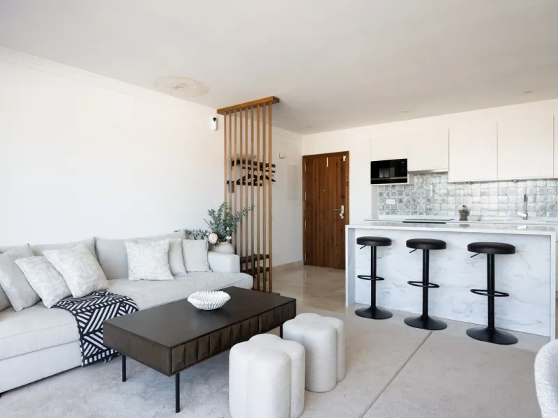 Experience the ultimate in coastal living with this spacious 3-bedroom, 2-bathroom penthouse in El Paraiso, Estepona. With 141 sqm of beautifully designed interiors, the master bedroom features a private ensuite, while two additional bedrooms provide plen