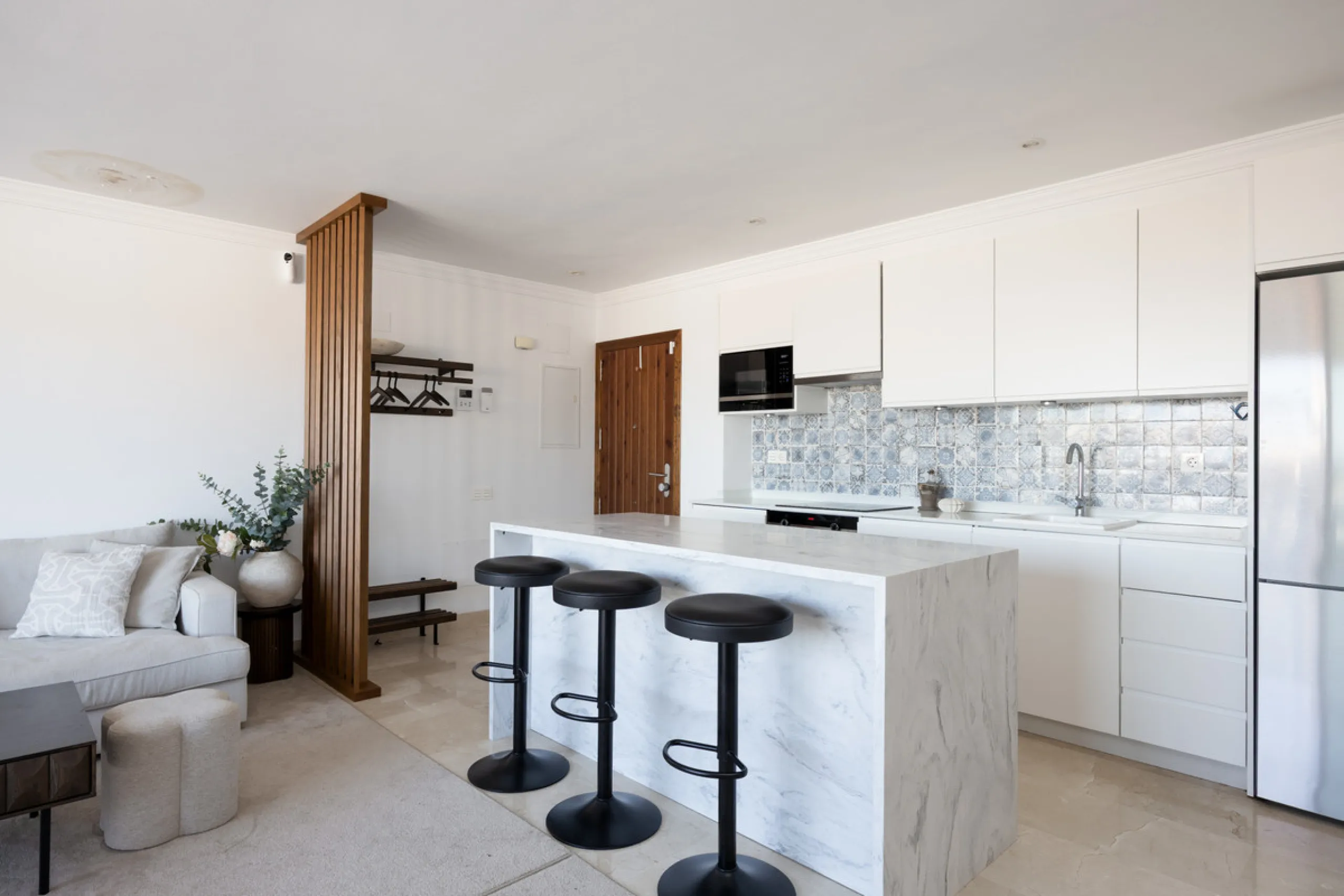 Experience the ultimate in coastal living with this spacious 3-bedroom, 2-bathroom penthouse in El Paraiso, Estepona. With 141 sqm of beautifully designed interiors, the master bedroom features a private ensuite, while two additional bedrooms provide plen