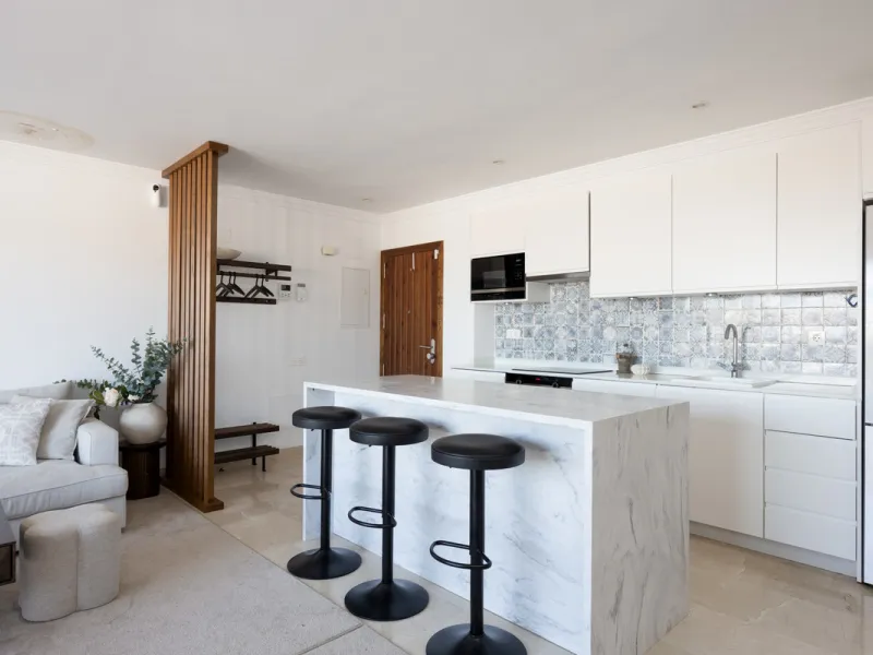 Experience the ultimate in coastal living with this spacious 3-bedroom, 2-bathroom penthouse in El Paraiso, Estepona. With 141 sqm of beautifully designed interiors, the master bedroom features a private ensuite, while two additional bedrooms provide plen