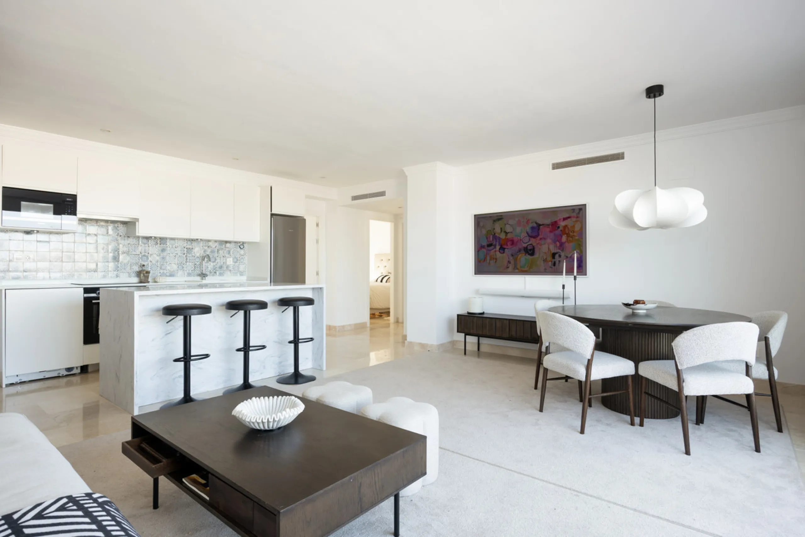 Experience the ultimate in coastal living with this spacious 3-bedroom, 2-bathroom penthouse in El Paraiso, Estepona. With 141 sqm of beautifully designed interiors, the master bedroom features a private ensuite, while two additional bedrooms provide plen