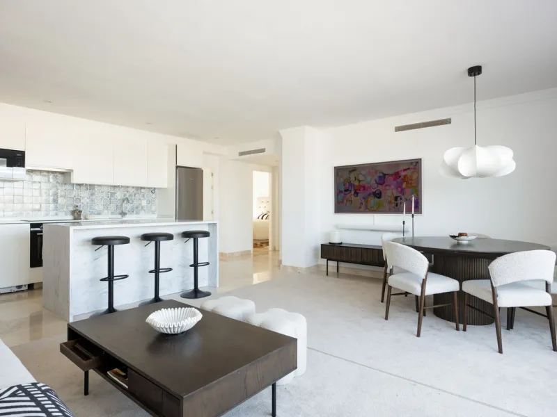 Experience the ultimate in coastal living with this spacious 3-bedroom, 2-bathroom penthouse in El Paraiso, Estepona. With 141 sqm of beautifully designed interiors, the master bedroom features a private ensuite, while two additional bedrooms provide plen