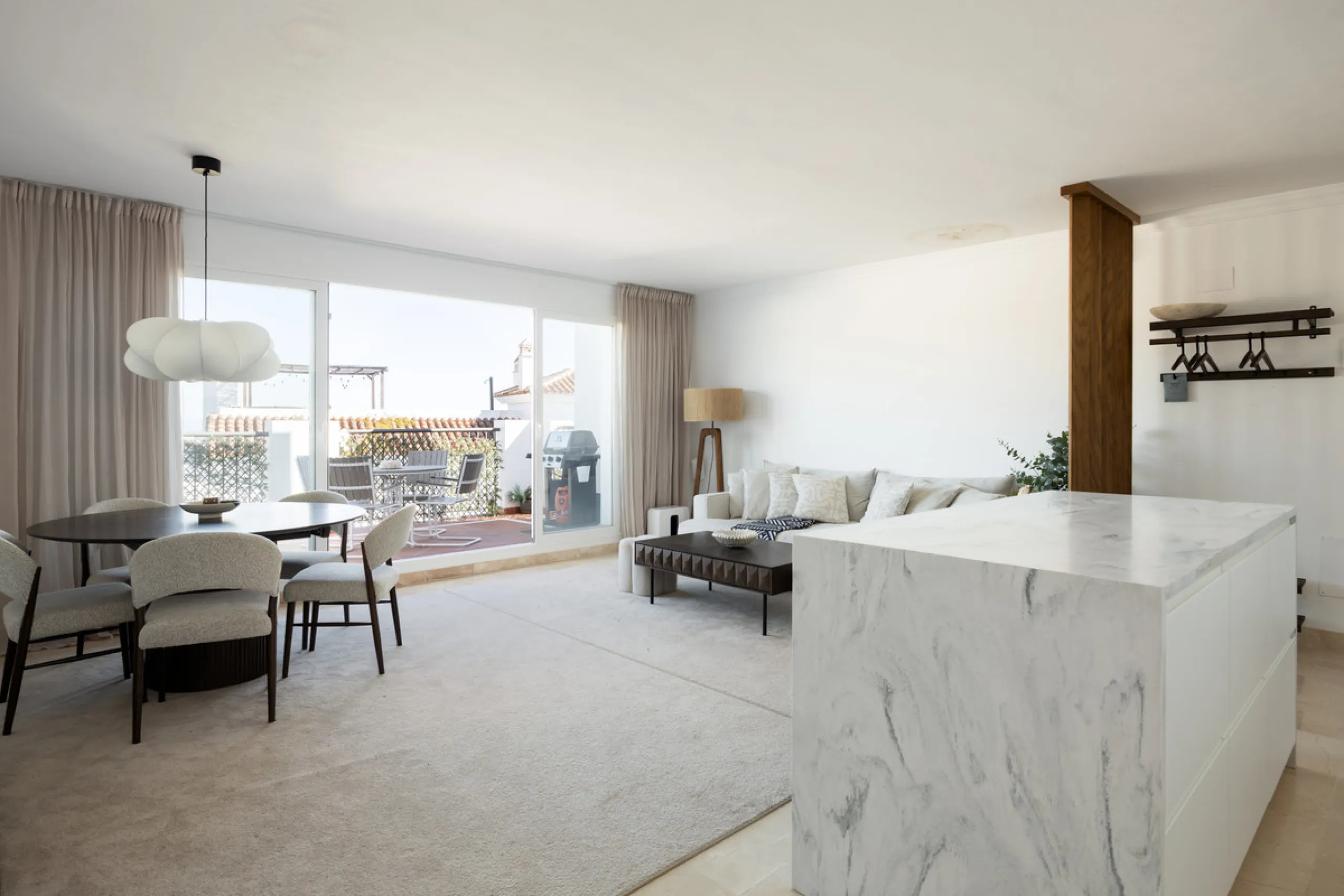 Experience the ultimate in coastal living with this spacious 3-bedroom, 2-bathroom penthouse in El Paraiso, Estepona. With 141 sqm of beautifully designed interiors, the master bedroom features a private ensuite, while two additional bedrooms provide plen