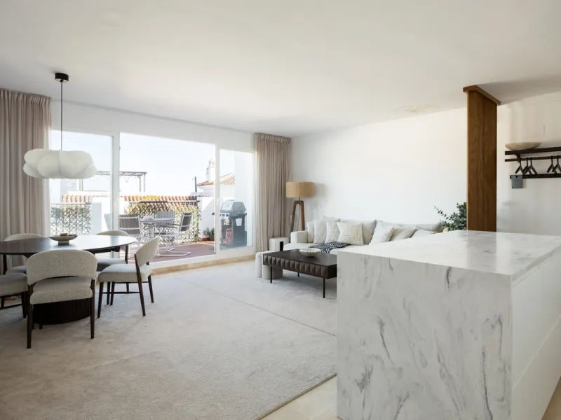Experience the ultimate in coastal living with this spacious 3-bedroom, 2-bathroom penthouse in El Paraiso, Estepona. With 141 sqm of beautifully designed interiors, the master bedroom features a private ensuite, while two additional bedrooms provide plen