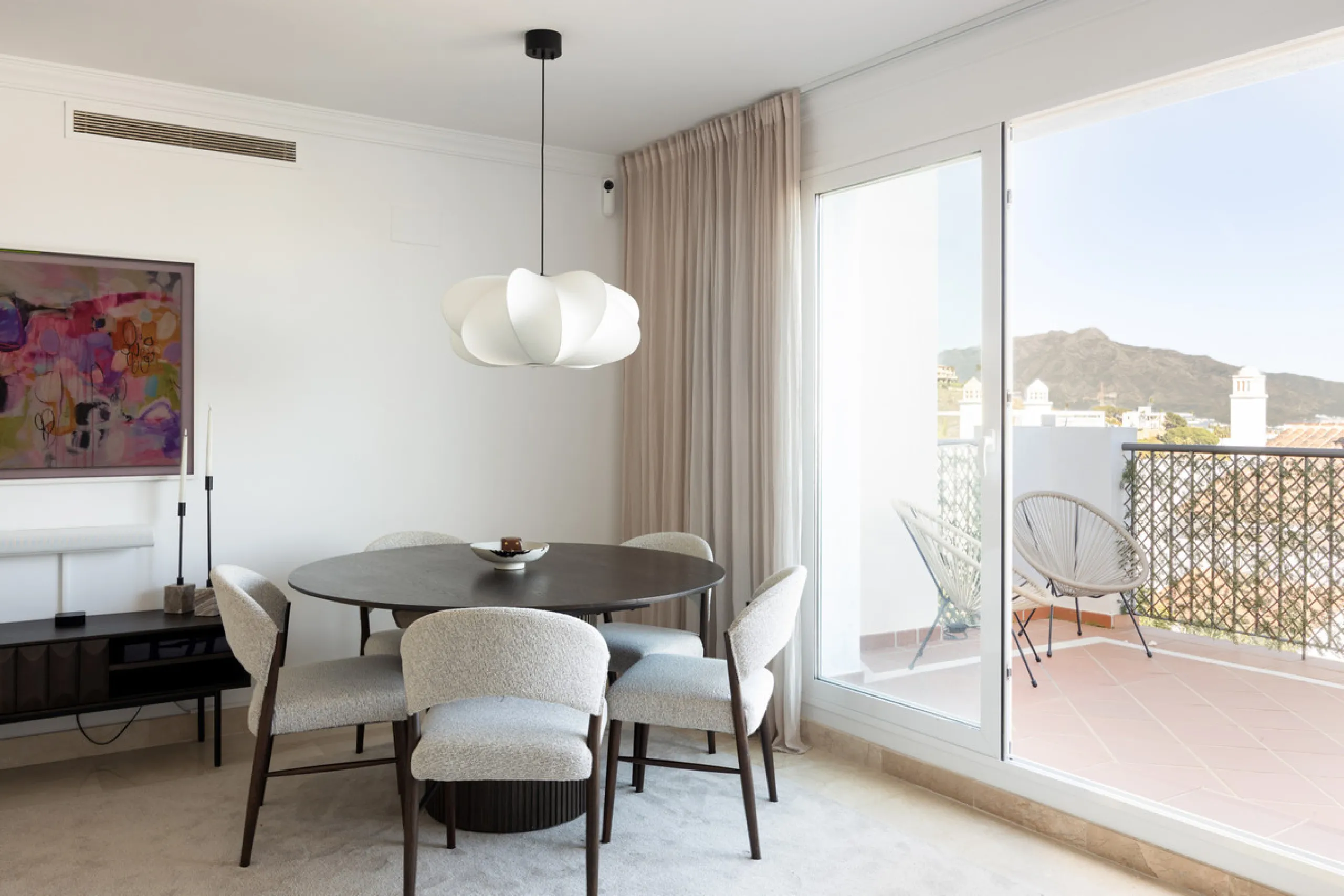 Experience the ultimate in coastal living with this spacious 3-bedroom, 2-bathroom penthouse in El Paraiso, Estepona. With 141 sqm of beautifully designed interiors, the master bedroom features a private ensuite, while two additional bedrooms provide plen