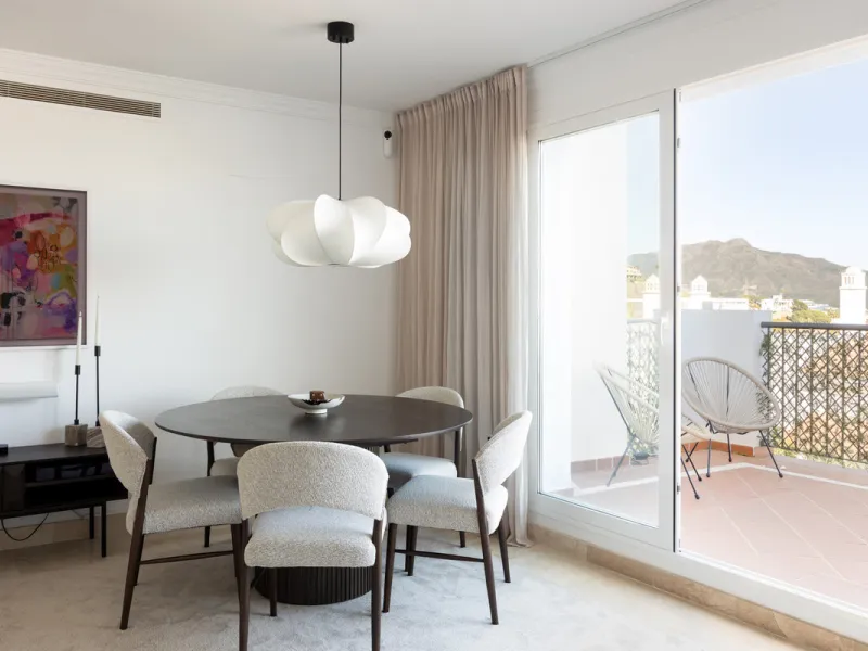 Experience the ultimate in coastal living with this spacious 3-bedroom, 2-bathroom penthouse in El Paraiso, Estepona. With 141 sqm of beautifully designed interiors, the master bedroom features a private ensuite, while two additional bedrooms provide plen