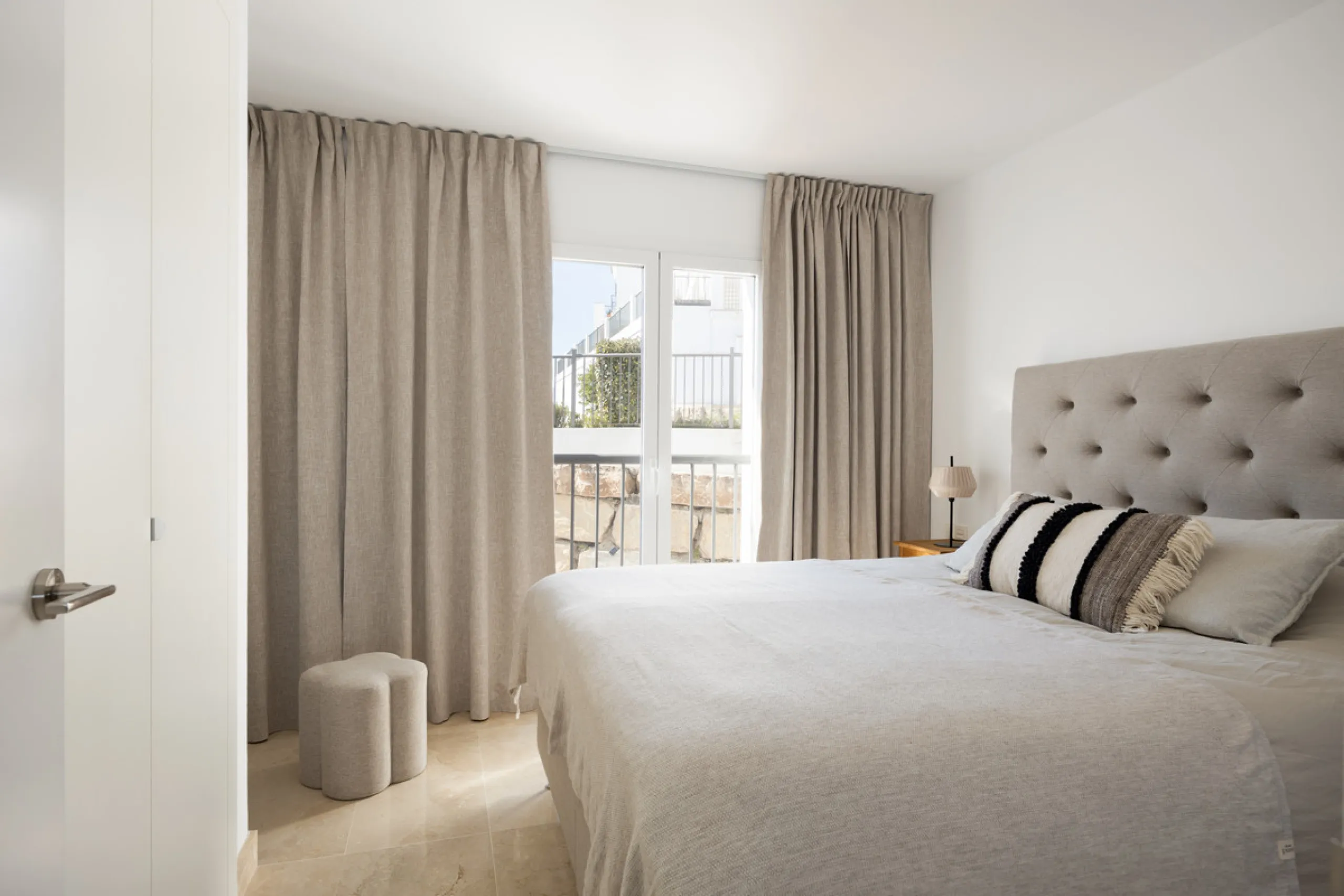 Experience the ultimate in coastal living with this spacious 3-bedroom, 2-bathroom penthouse in El Paraiso, Estepona. With 141 sqm of beautifully designed interiors, the master bedroom features a private ensuite, while two additional bedrooms provide plen
