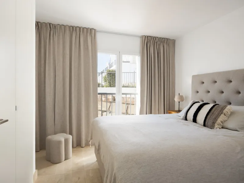 Experience the ultimate in coastal living with this spacious 3-bedroom, 2-bathroom penthouse in El Paraiso, Estepona. With 141 sqm of beautifully designed interiors, the master bedroom features a private ensuite, while two additional bedrooms provide plen