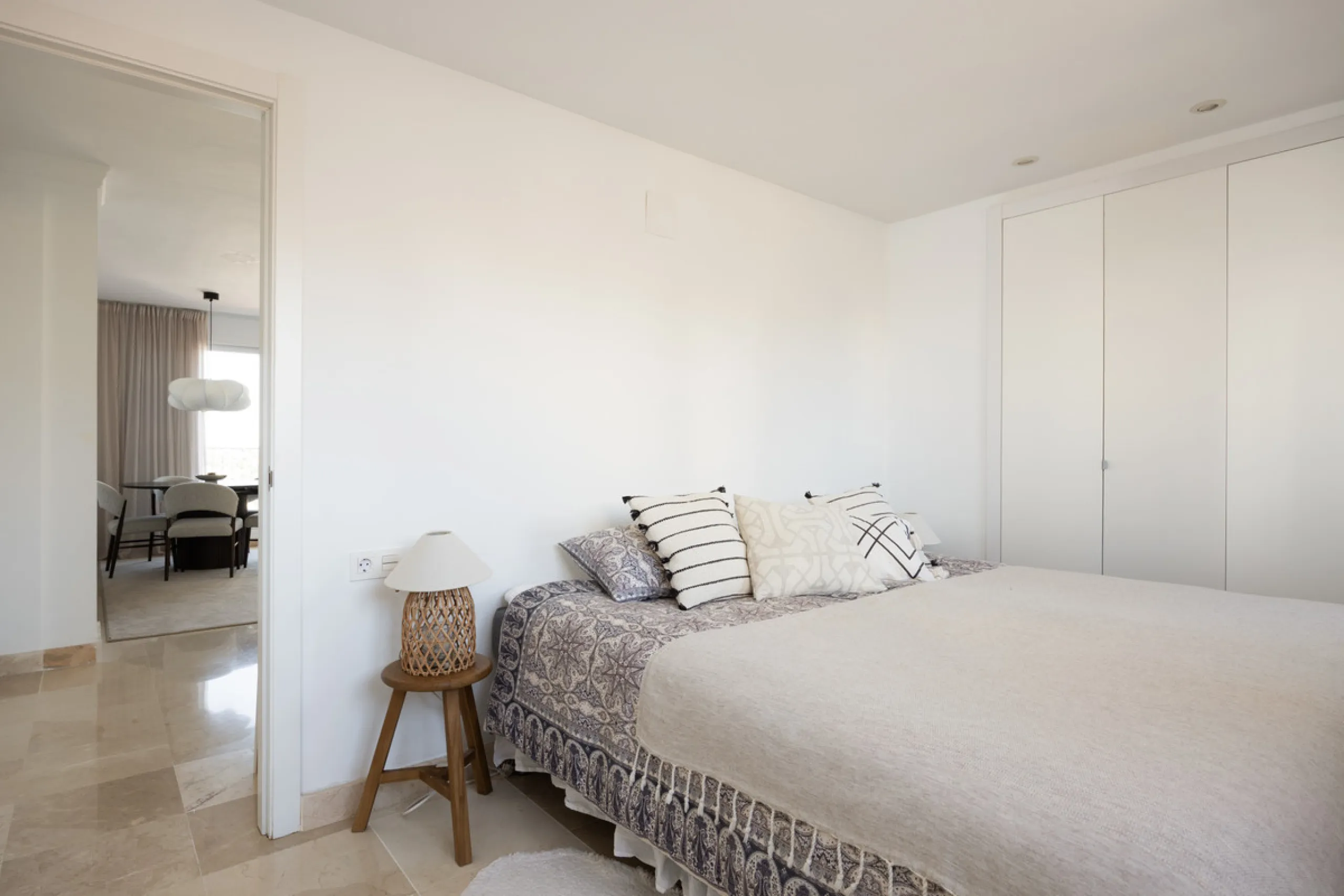 Experience the ultimate in coastal living with this spacious 3-bedroom, 2-bathroom penthouse in El Paraiso, Estepona. With 141 sqm of beautifully designed interiors, the master bedroom features a private ensuite, while two additional bedrooms provide plen
