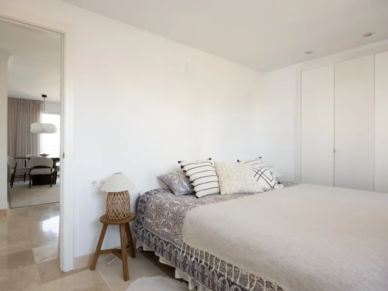 Experience the ultimate in coastal living with this spacious 3-bedroom, 2-bathroom penthouse in El Paraiso, Estepona. With 141 sqm of beautifully designed interiors, the master bedroom features a private ensuite, while two additional bedrooms provide plen