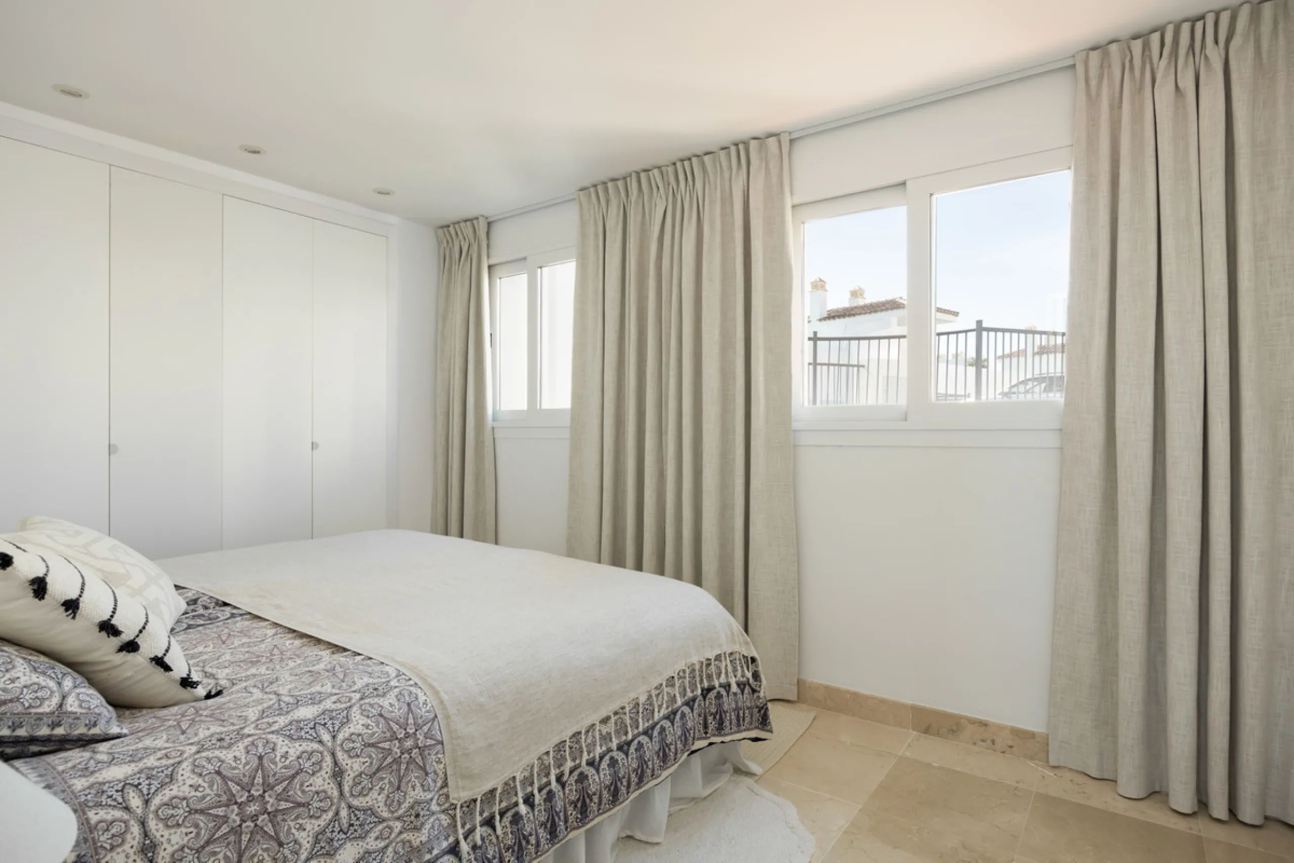 Experience the ultimate in coastal living with this spacious 3-bedroom, 2-bathroom penthouse in El Paraiso, Estepona. With 141 sqm of beautifully designed interiors, the master bedroom features a private ensuite, while two additional bedrooms provide plen