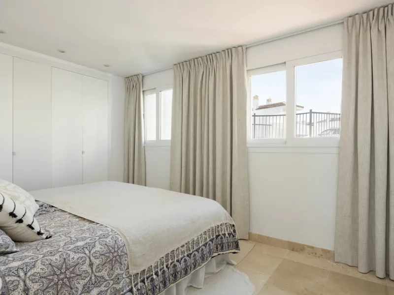 Experience the ultimate in coastal living with this spacious 3-bedroom, 2-bathroom penthouse in El Paraiso, Estepona. With 141 sqm of beautifully designed interiors, the master bedroom features a private ensuite, while two additional bedrooms provide plen