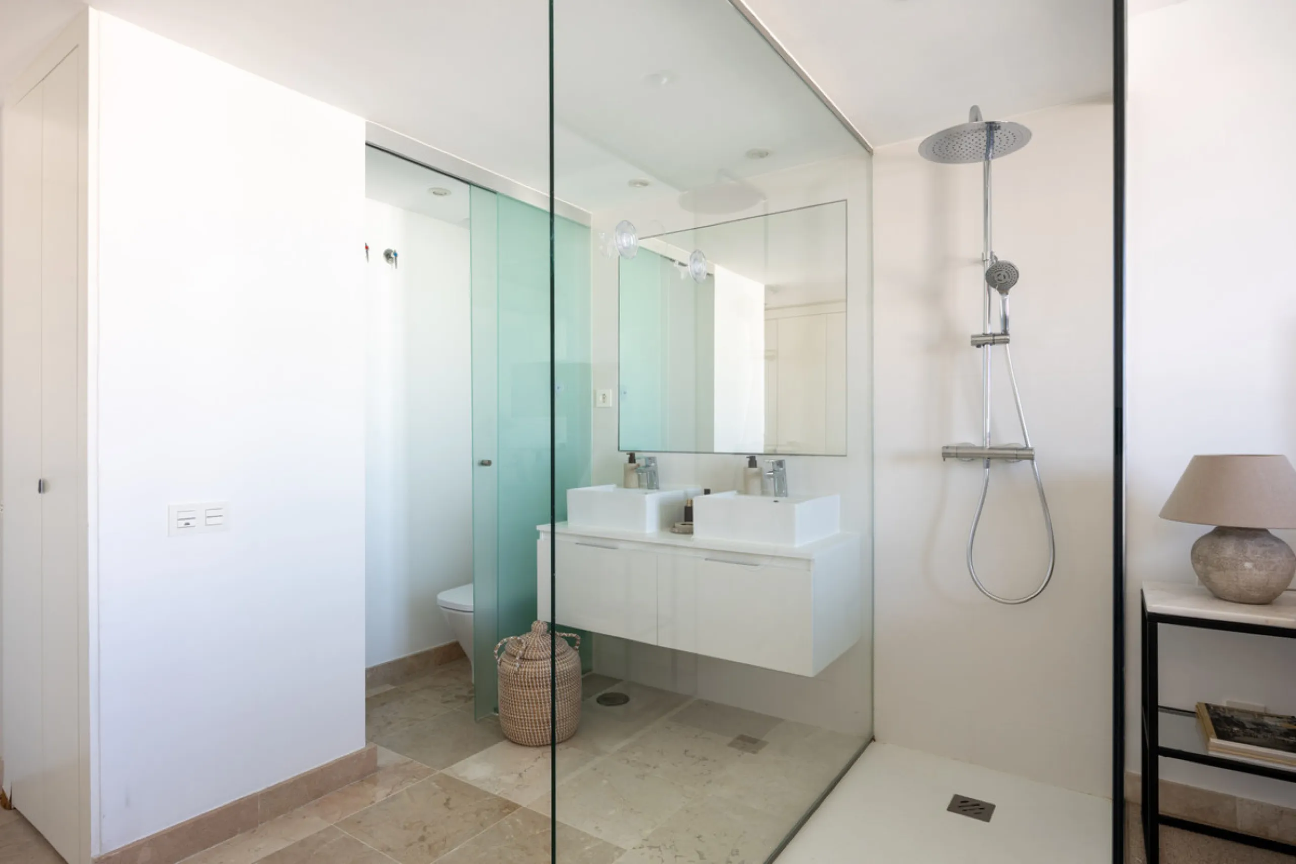 Experience the ultimate in coastal living with this spacious 3-bedroom, 2-bathroom penthouse in El Paraiso, Estepona. With 141 sqm of beautifully designed interiors, the master bedroom features a private ensuite, while two additional bedrooms provide plen