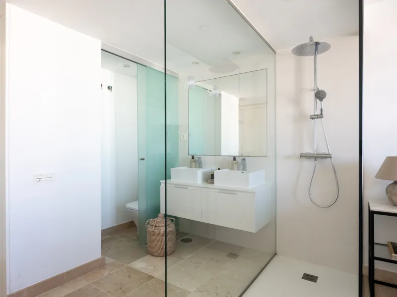 Experience the ultimate in coastal living with this spacious 3-bedroom, 2-bathroom penthouse in El Paraiso, Estepona. With 141 sqm of beautifully designed interiors, the master bedroom features a private ensuite, while two additional bedrooms provide plen