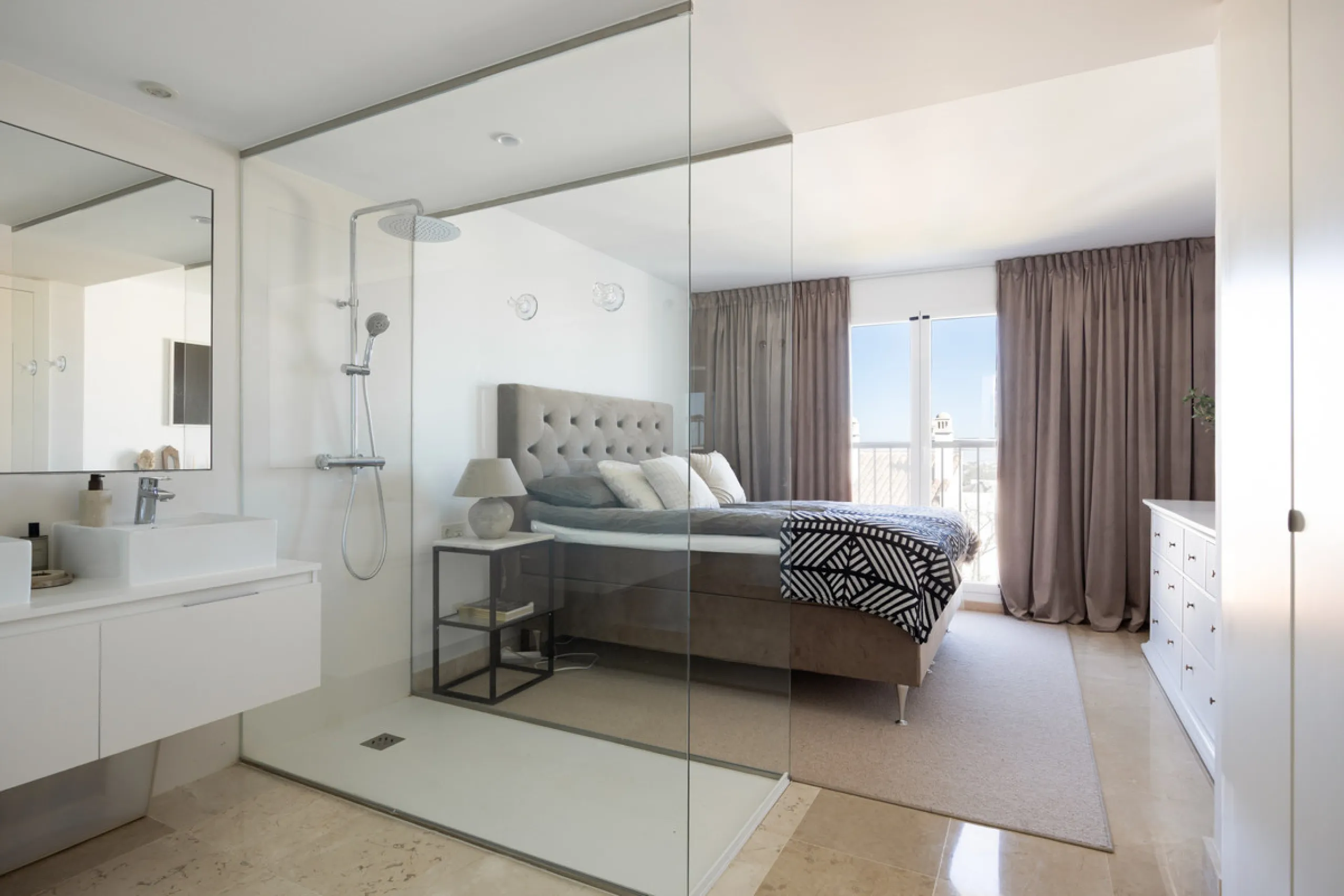 Experience the ultimate in coastal living with this spacious 3-bedroom, 2-bathroom penthouse in El Paraiso, Estepona. With 141 sqm of beautifully designed interiors, the master bedroom features a private ensuite, while two additional bedrooms provide plen