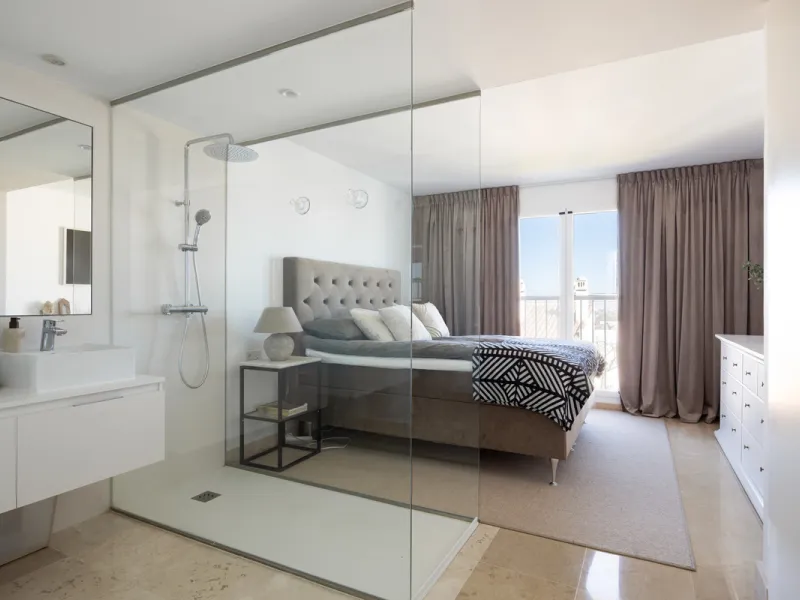 Experience the ultimate in coastal living with this spacious 3-bedroom, 2-bathroom penthouse in El Paraiso, Estepona. With 141 sqm of beautifully designed interiors, the master bedroom features a private ensuite, while two additional bedrooms provide plen