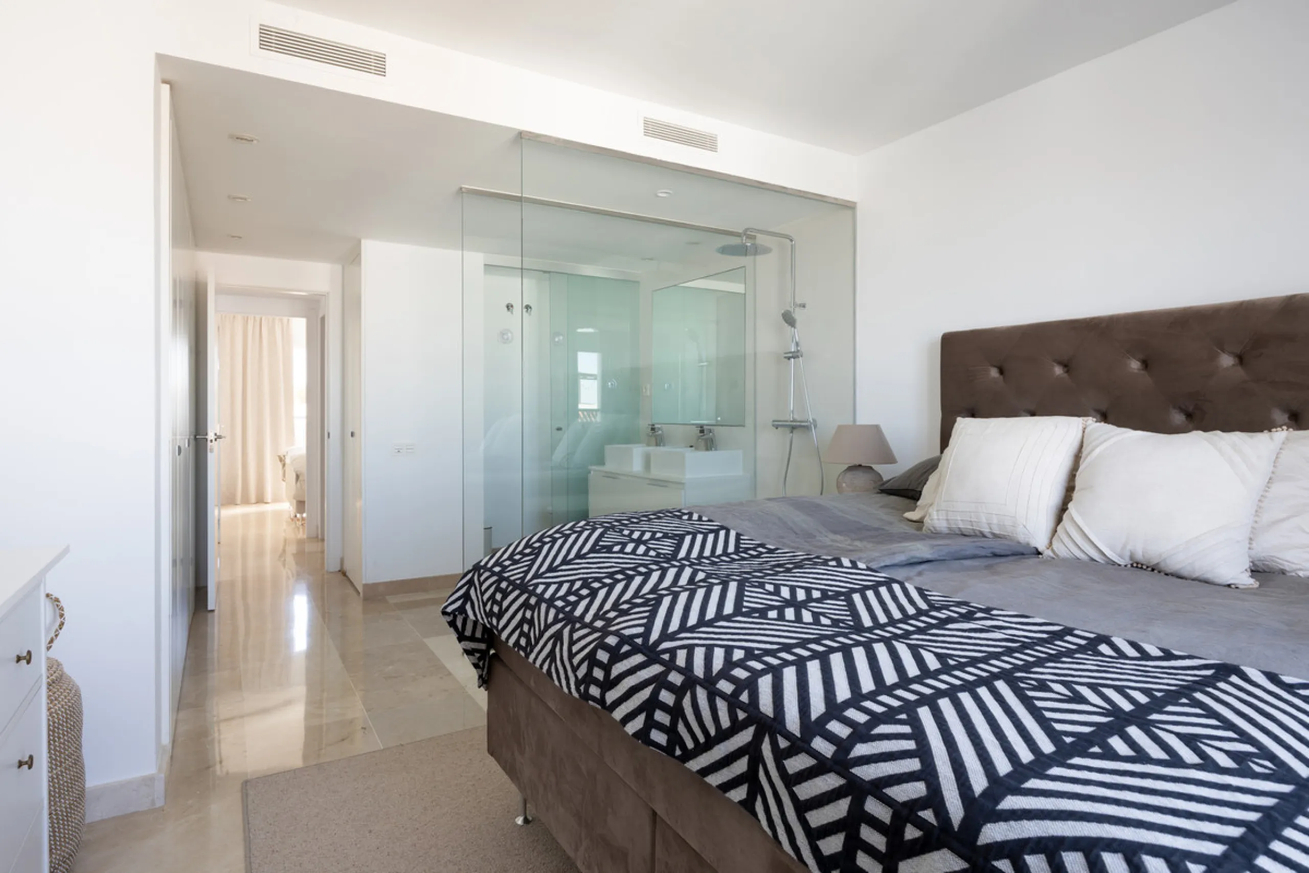 Experience the ultimate in coastal living with this spacious 3-bedroom, 2-bathroom penthouse in El Paraiso, Estepona. With 141 sqm of beautifully designed interiors, the master bedroom features a private ensuite, while two additional bedrooms provide plen