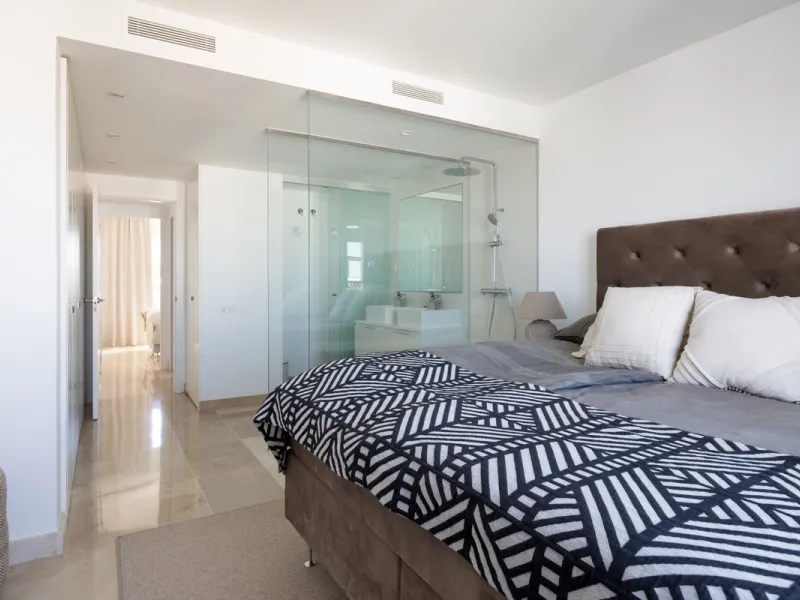 Experience the ultimate in coastal living with this spacious 3-bedroom, 2-bathroom penthouse in El Paraiso, Estepona. With 141 sqm of beautifully designed interiors, the master bedroom features a private ensuite, while two additional bedrooms provide plen