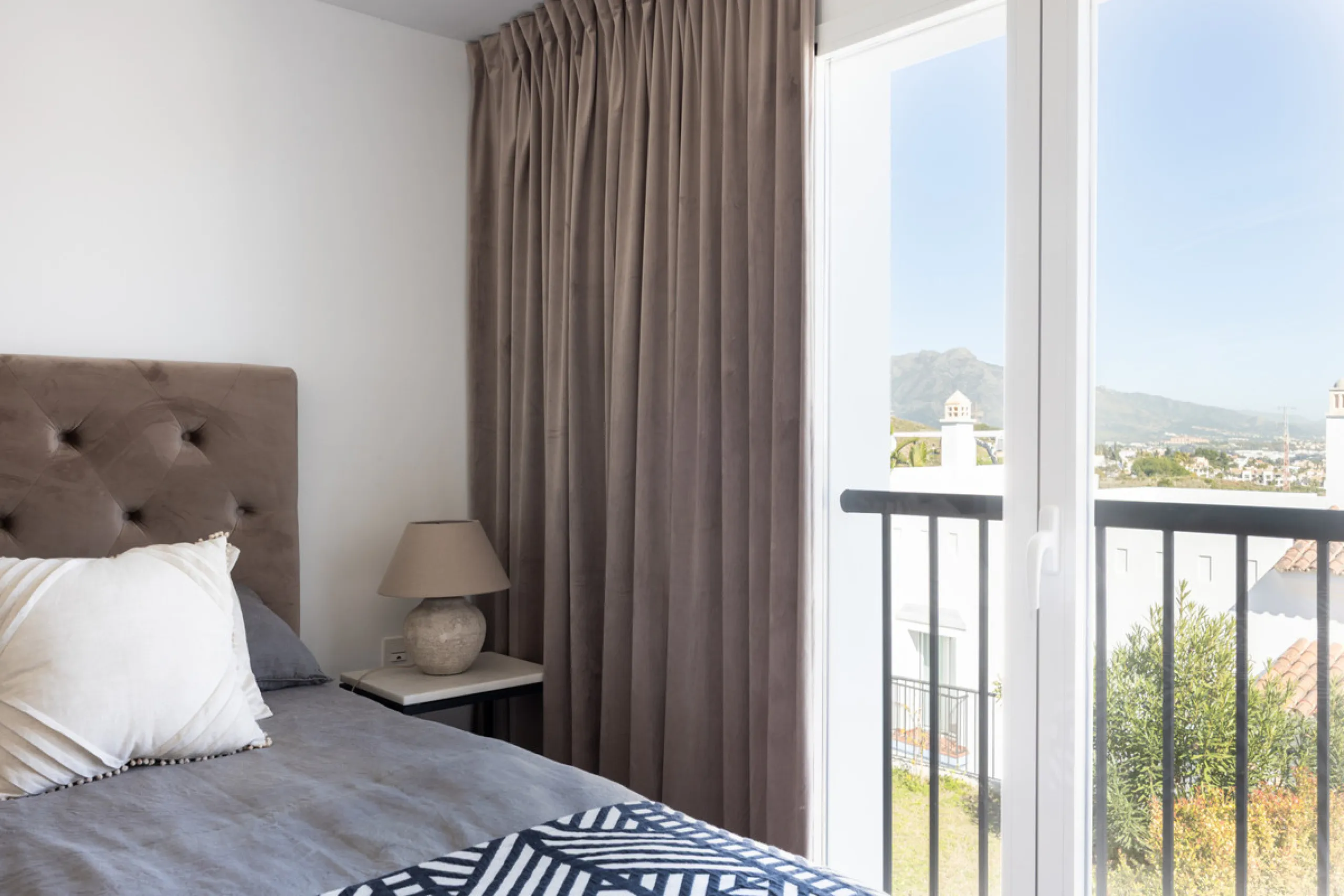 Experience the ultimate in coastal living with this spacious 3-bedroom, 2-bathroom penthouse in El Paraiso, Estepona. With 141 sqm of beautifully designed interiors, the master bedroom features a private ensuite, while two additional bedrooms provide plen