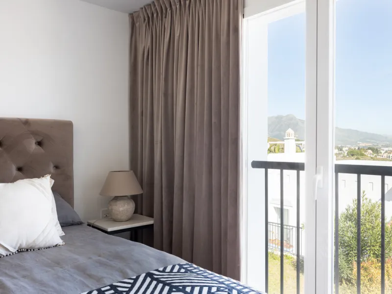 Experience the ultimate in coastal living with this spacious 3-bedroom, 2-bathroom penthouse in El Paraiso, Estepona. With 141 sqm of beautifully designed interiors, the master bedroom features a private ensuite, while two additional bedrooms provide plen