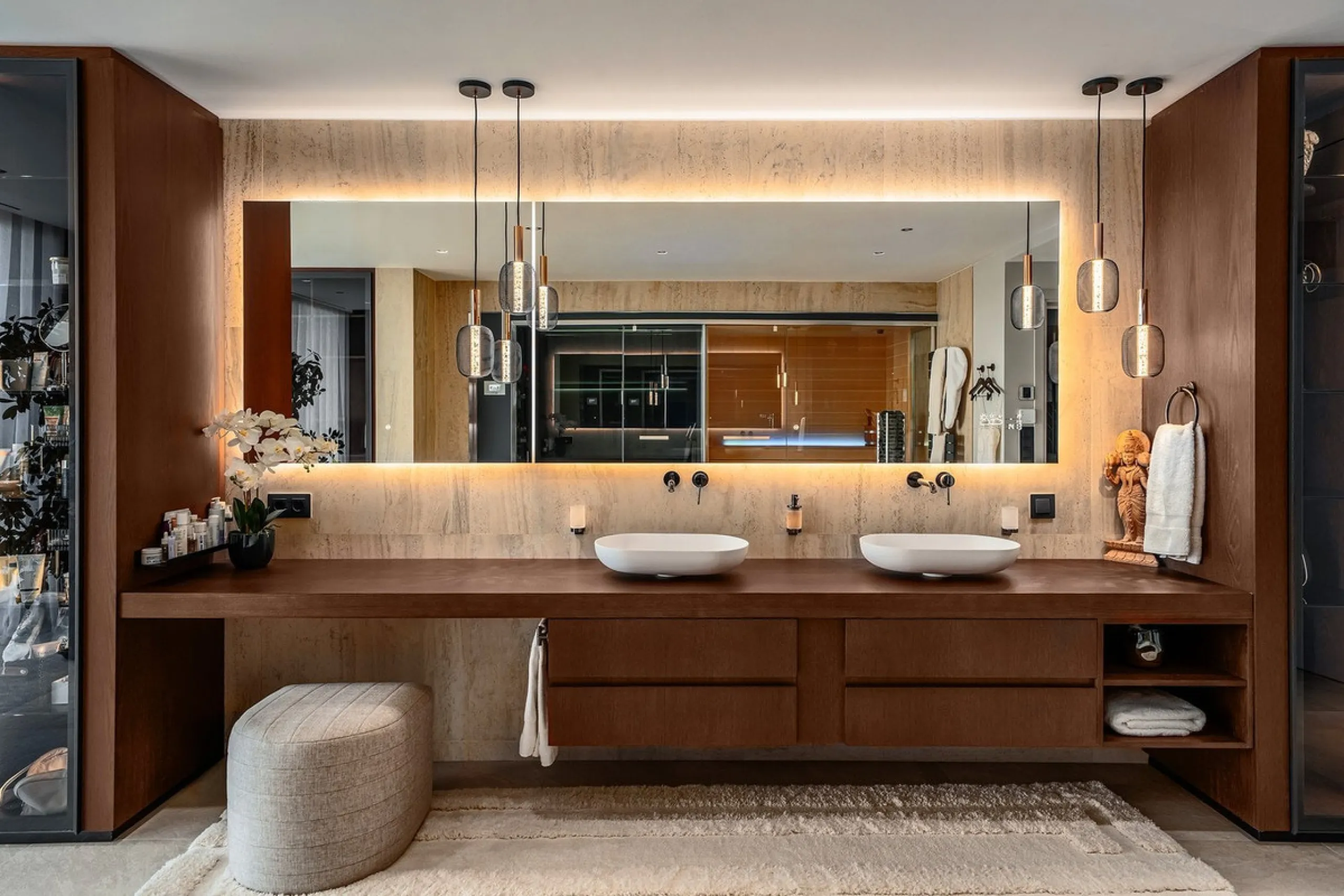 Perched on the coast, in the tranquil hills of La Mairena, this contemporary villa offers a balanced blend of architectural elegance, privacy, and expansive views of the Mediterranean. Surrounded by protected natural landscapes, the residence enjoys a ser