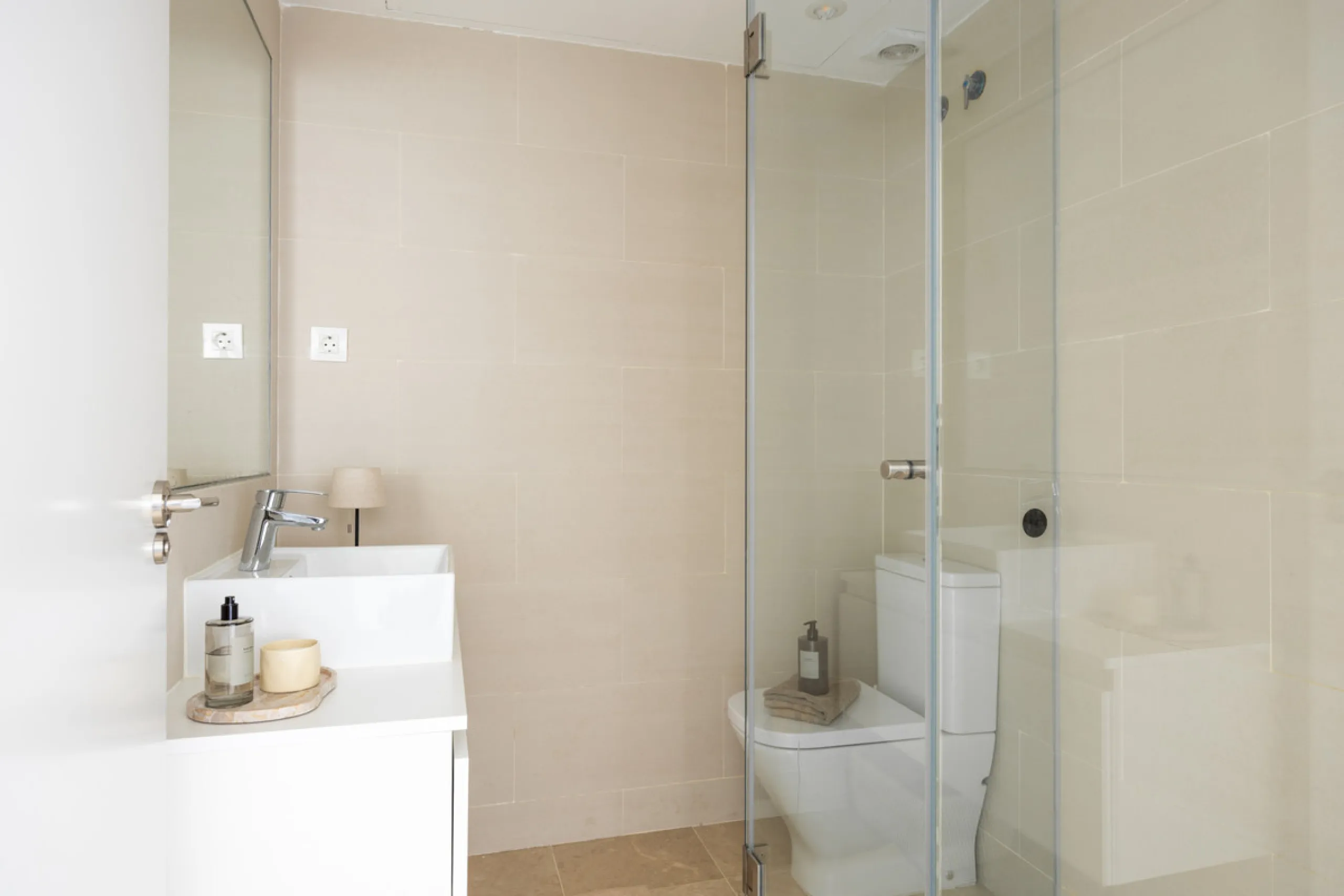 Experience the ultimate in coastal living with this spacious 3-bedroom, 2-bathroom penthouse in El Paraiso, Estepona. With 141 sqm of beautifully designed interiors, the master bedroom features a private ensuite, while two additional bedrooms provide plen