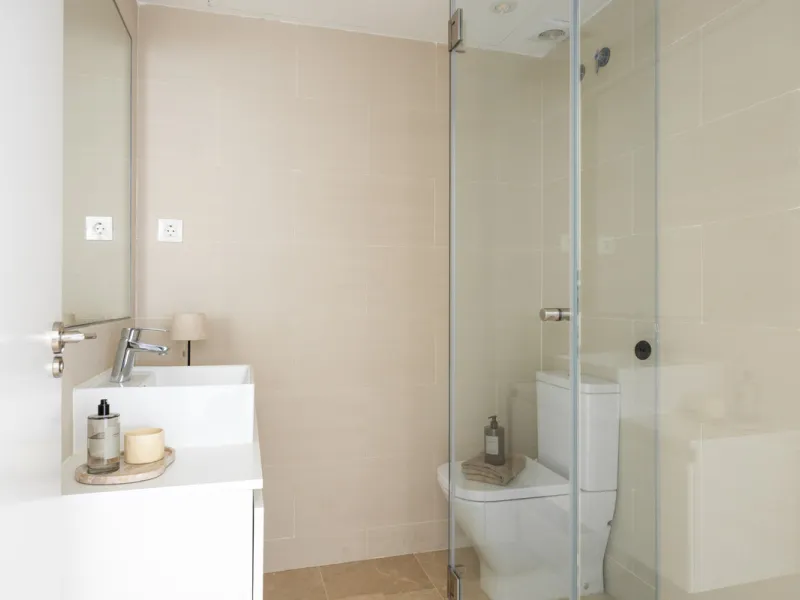 Experience the ultimate in coastal living with this spacious 3-bedroom, 2-bathroom penthouse in El Paraiso, Estepona. With 141 sqm of beautifully designed interiors, the master bedroom features a private ensuite, while two additional bedrooms provide plen