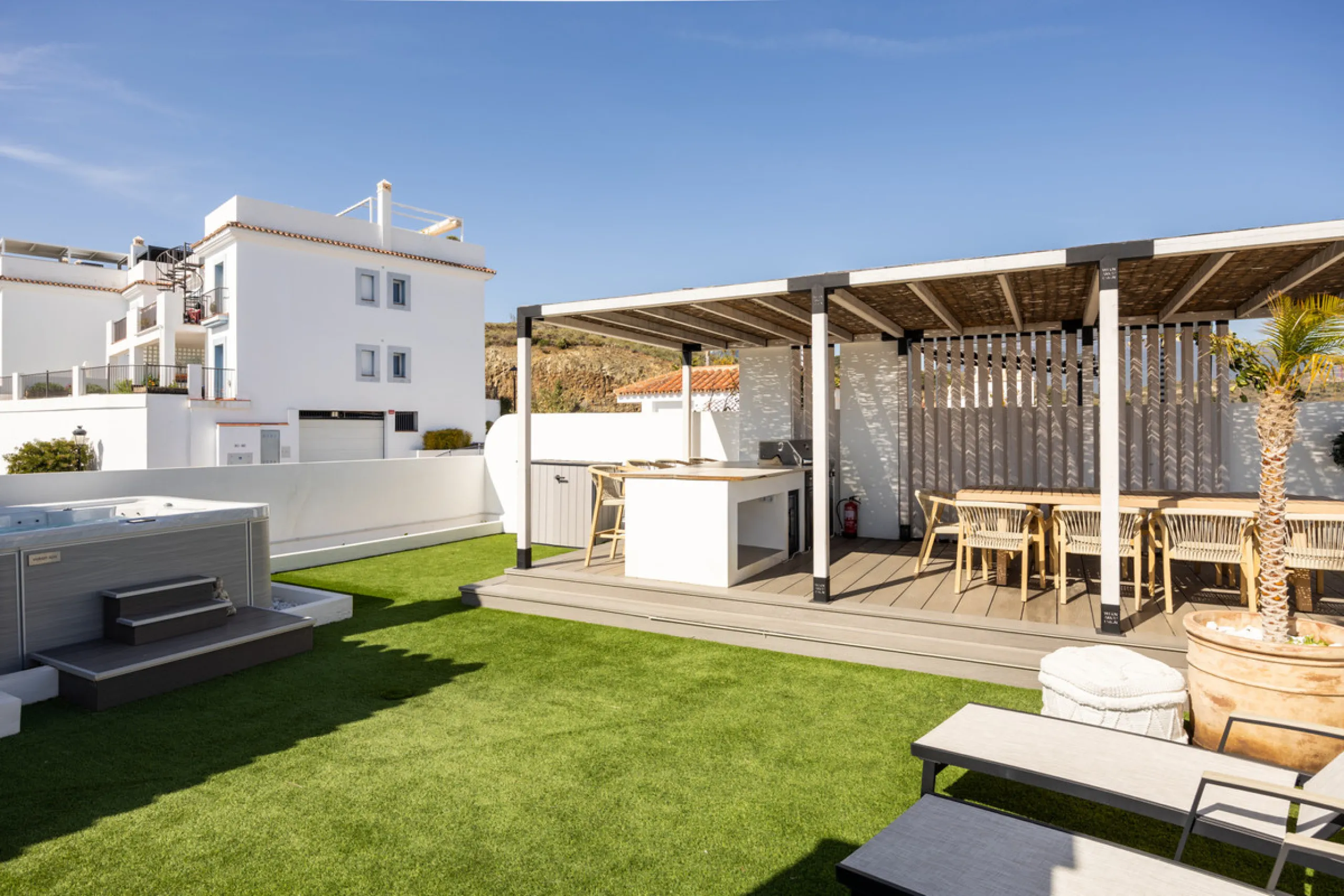 Experience the ultimate in coastal living with this spacious 3-bedroom, 2-bathroom penthouse in El Paraiso, Estepona. With 141 sqm of beautifully designed interiors, the master bedroom features a private ensuite, while two additional bedrooms provide plen