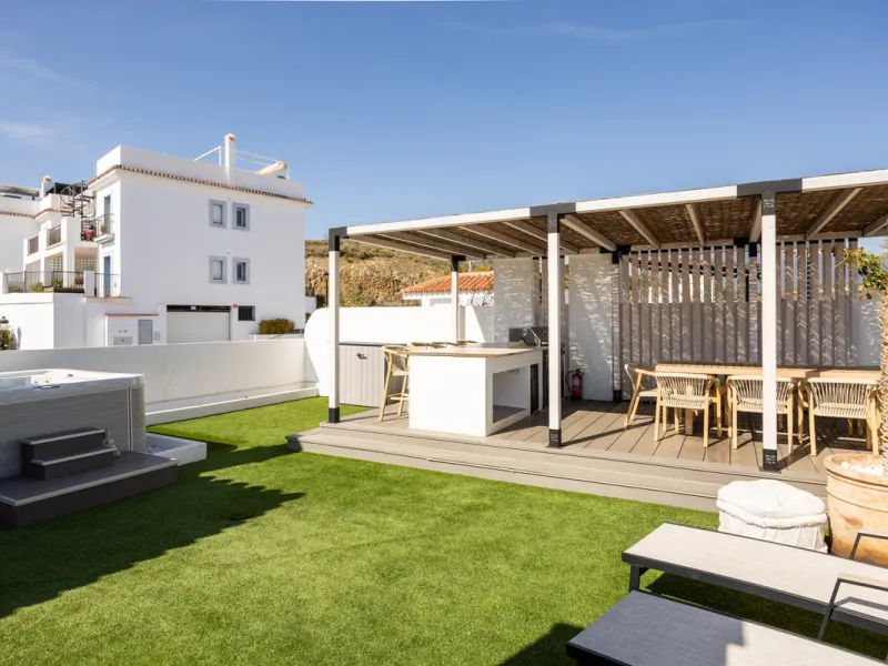 Experience the ultimate in coastal living with this spacious 3-bedroom, 2-bathroom penthouse in El Paraiso, Estepona. With 141 sqm of beautifully designed interiors, the master bedroom features a private ensuite, while two additional bedrooms provide plen